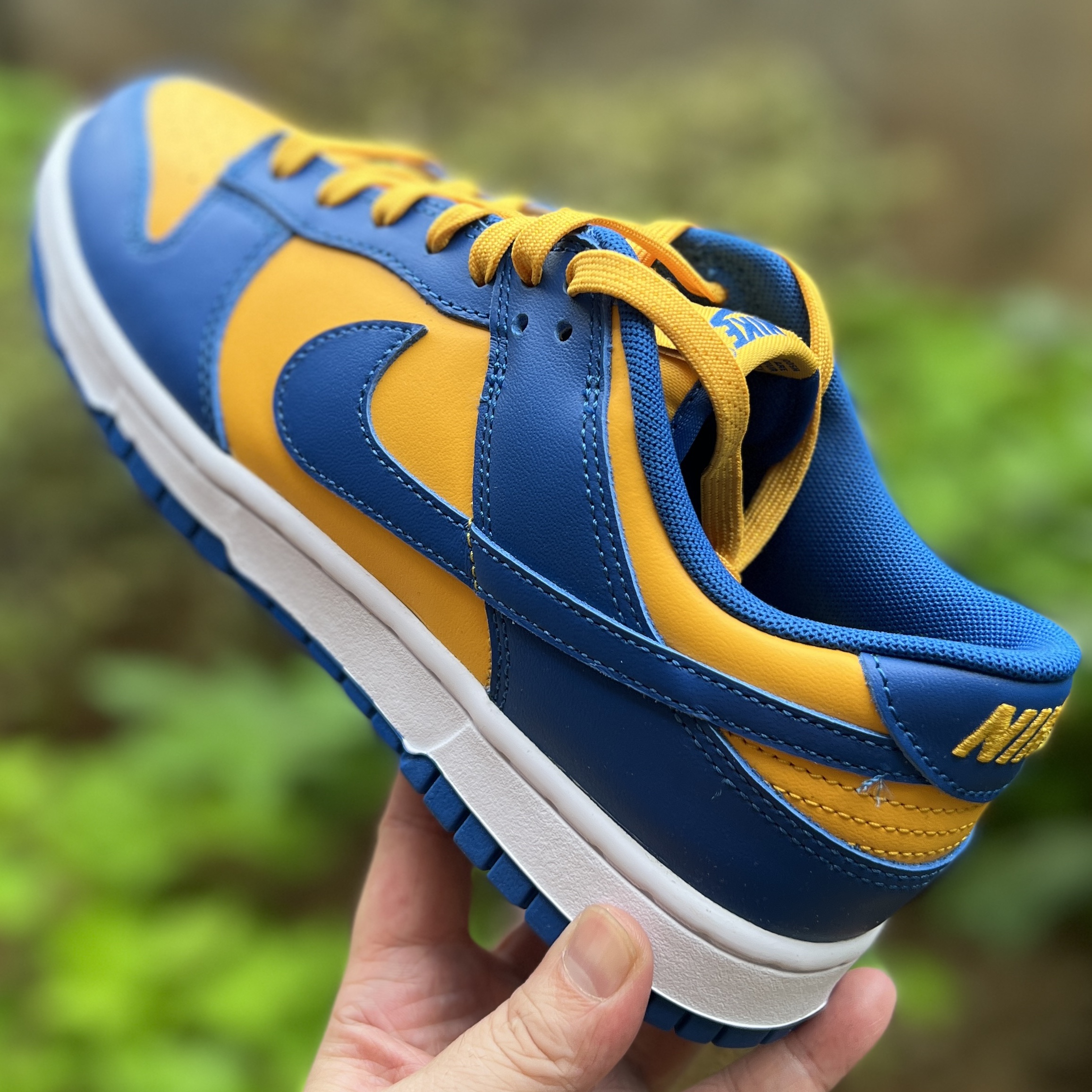 Nike Dunk Low Retro Blue Jay and University Gold 착용 스타일 - 2