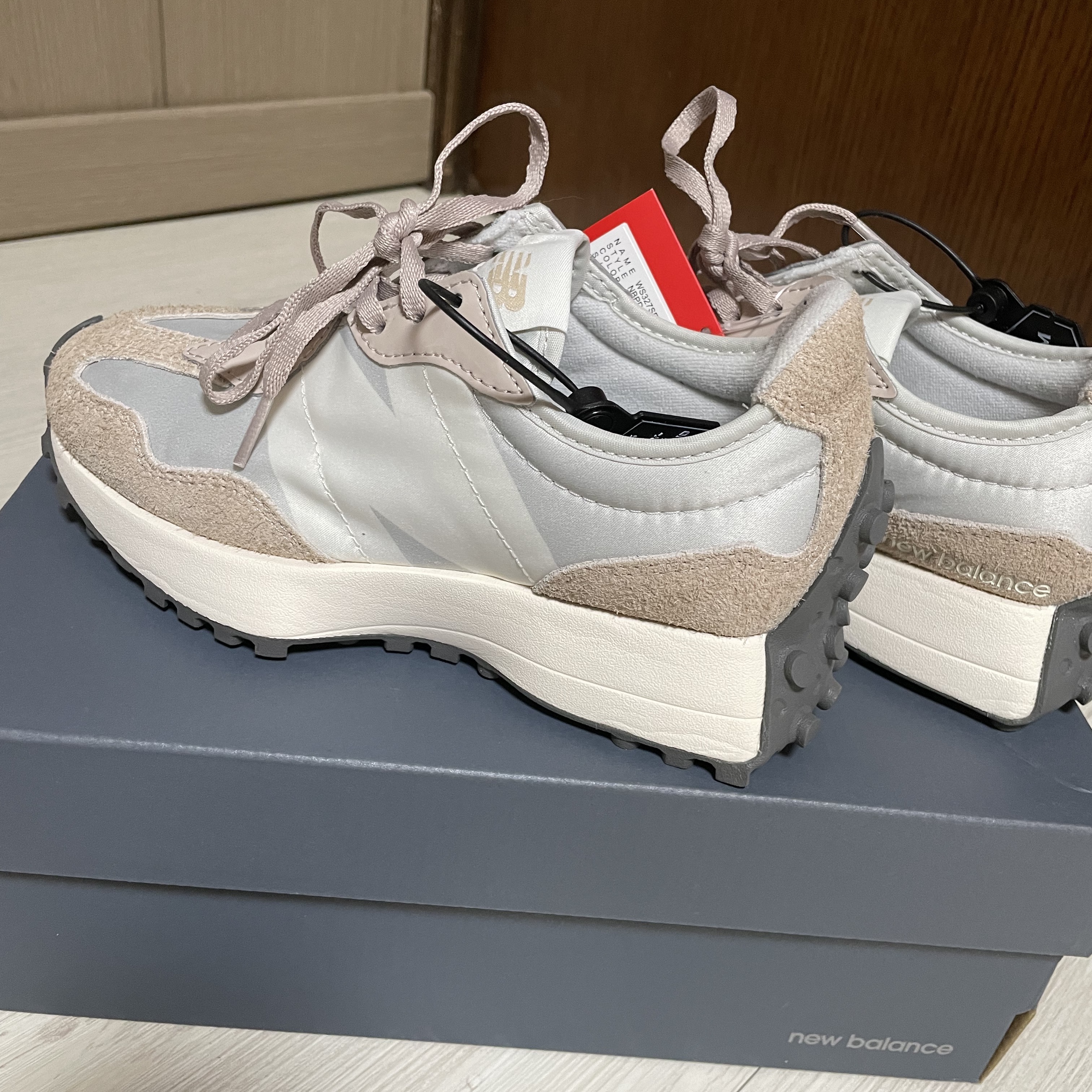 (W) New Balance 327 Grey Beige 착용 스타일