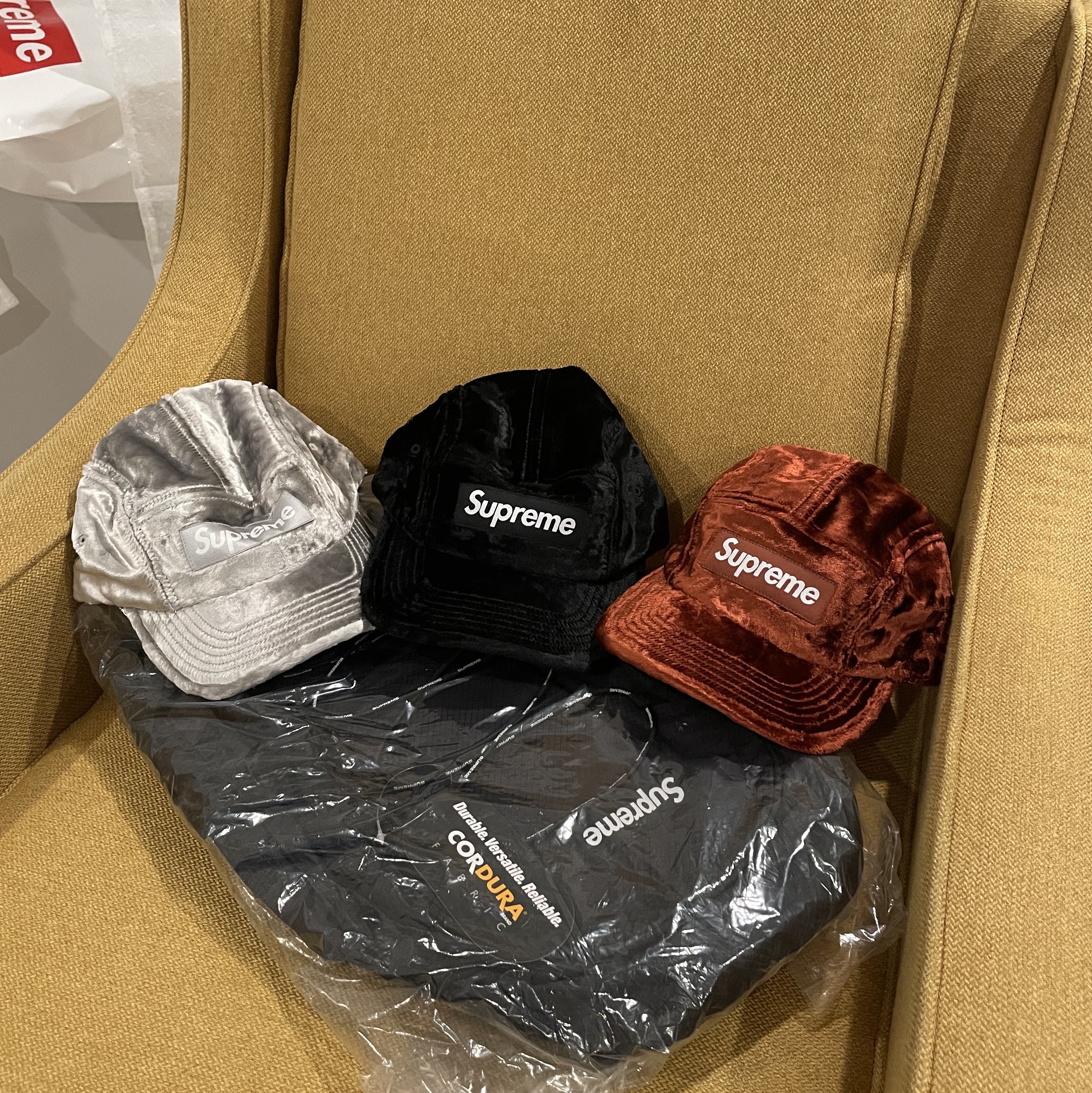 Supreme Crushed Velvet Camp Cap Black - 22SS, Supreme Crushed Velvet Camp Cap Grey - 22SS 착용 스타일 - 1
