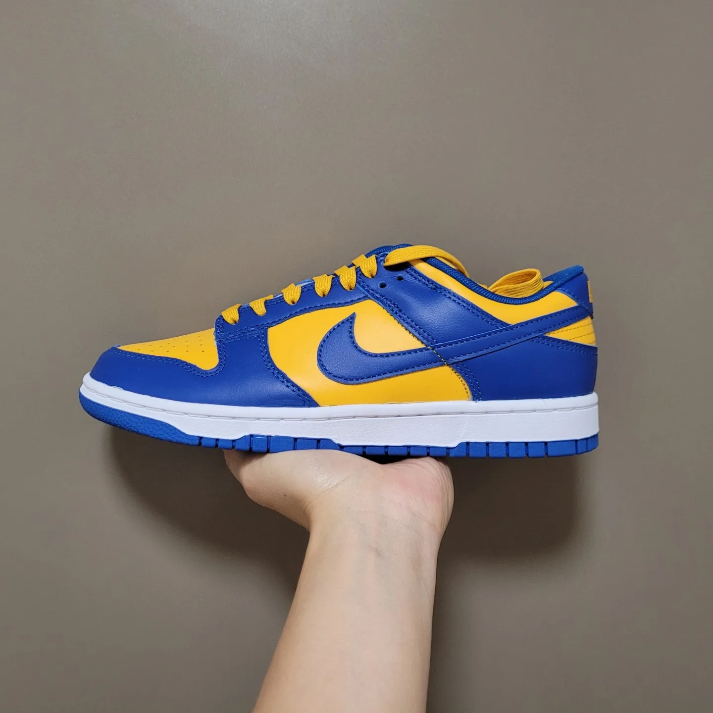 Nike Dunk Low Retro Blue Jay and University Gold 착용 스타일 - 1