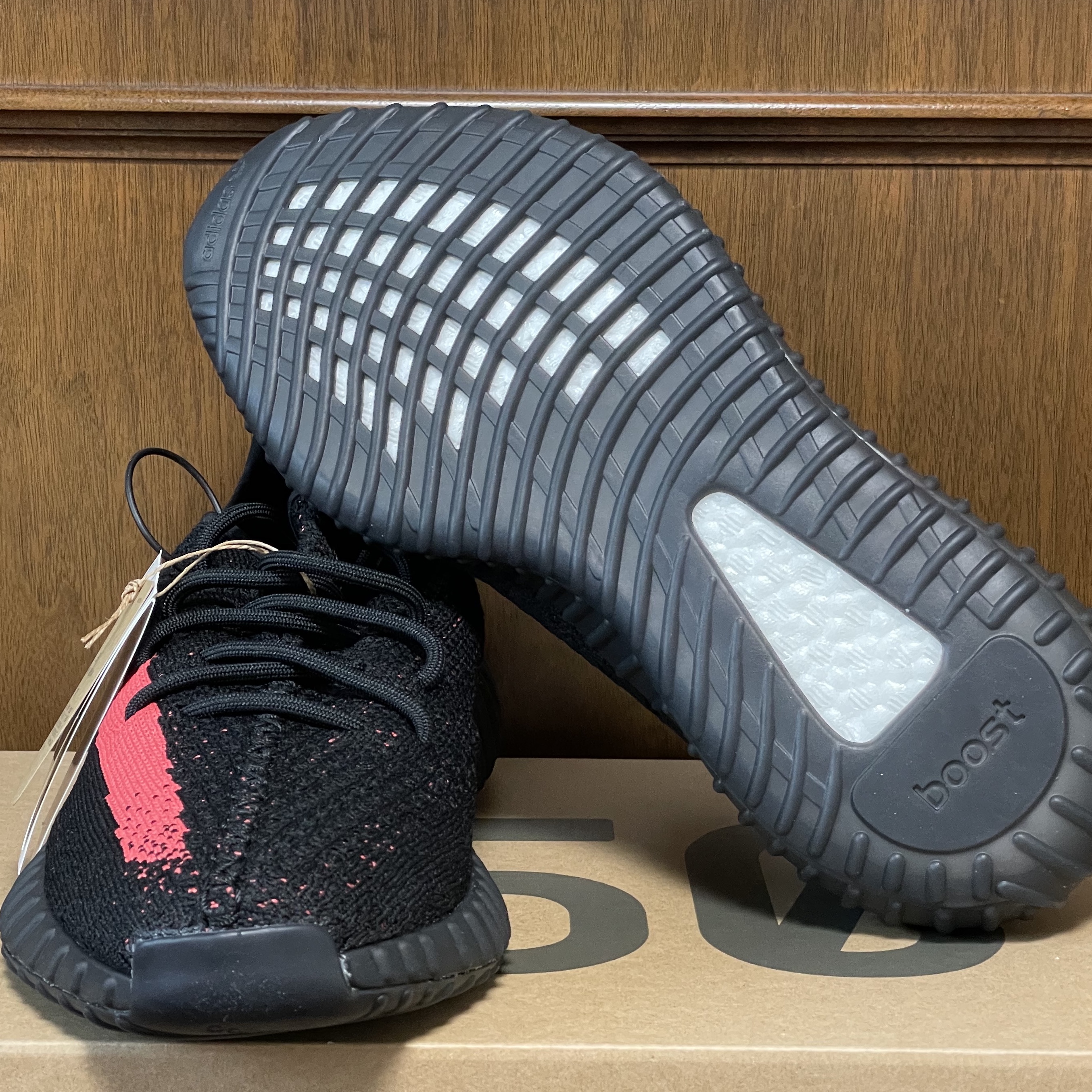 Adidas Yeezy Boost 350 V2 Core Black Red 2022/2023 착용 스타일 - 5