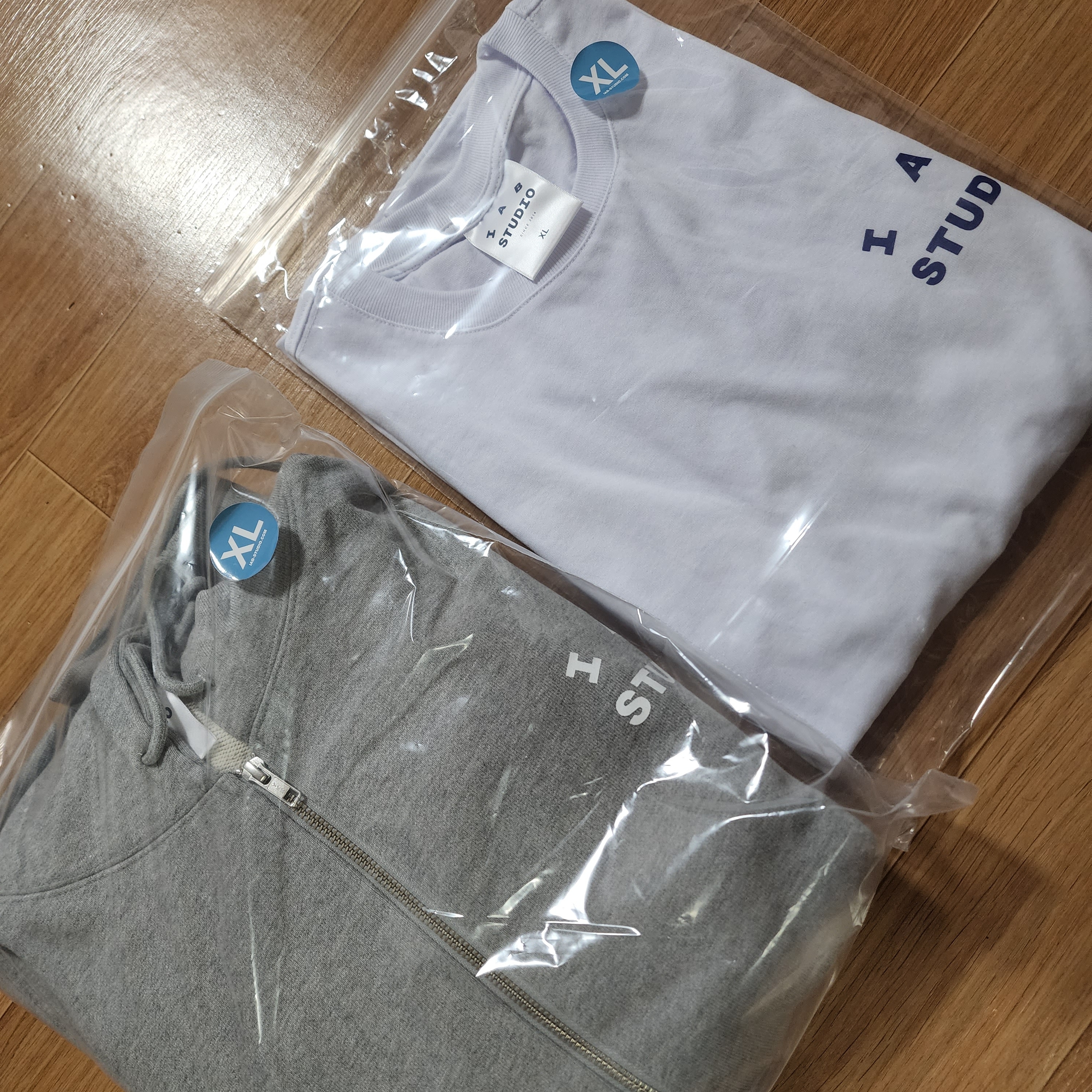 IAB Studio Zip-Up Hoodie Gray - 22FW, IAB Studio T-Shirt White Navy - 22FW 착용 스타일