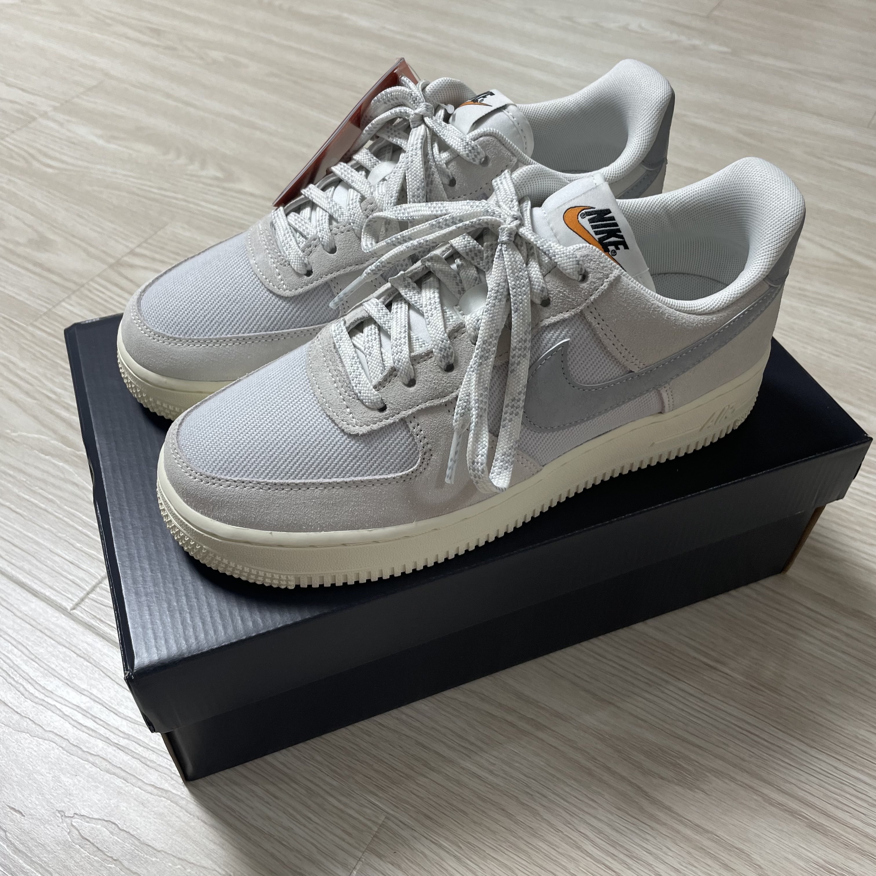 Nike Air Force 1 '07 LV8 Photon Dust and Sail 착용 스타일 - 1