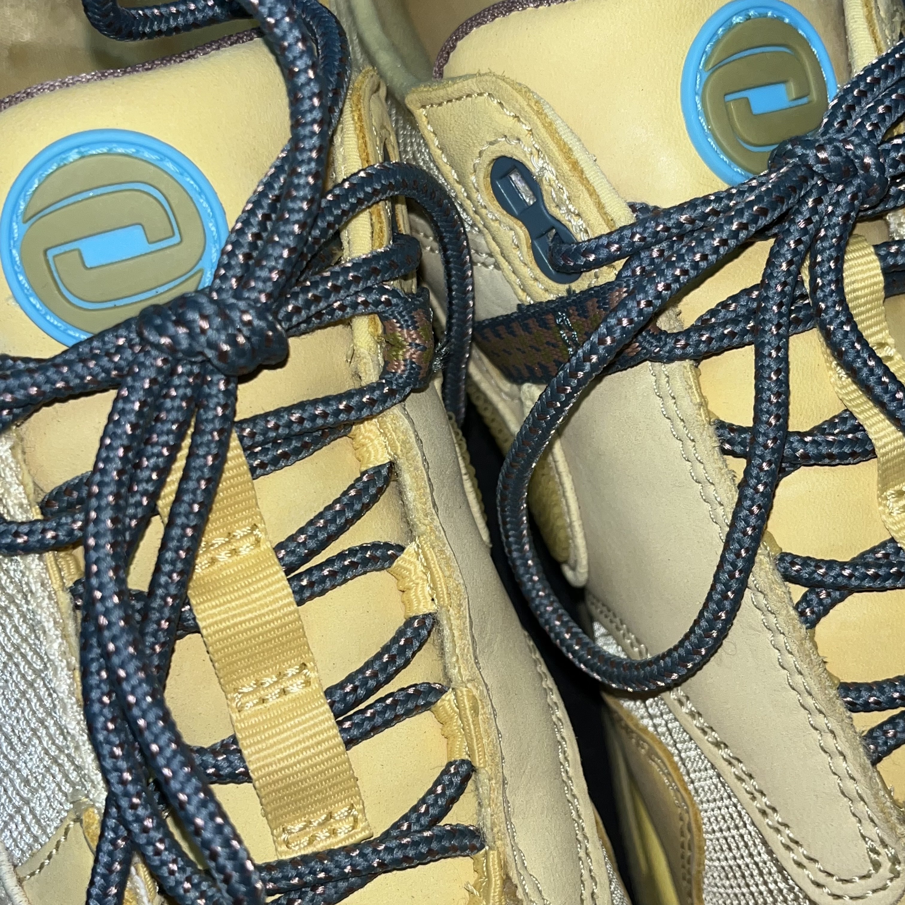Nike x Travis Scott Air Max 1 Cact.us Gold 착용 스타일 - 2