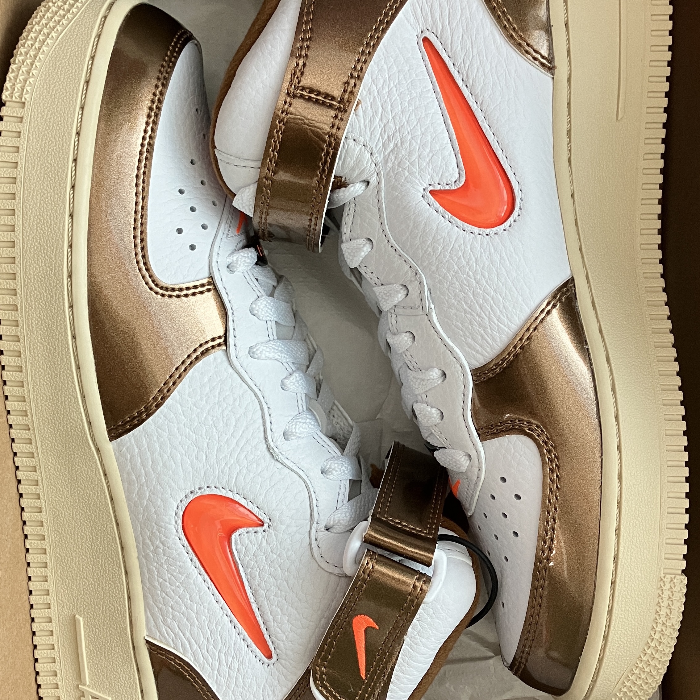 Nike Air Force 1 Mid QS Ale Brown 착용 스타일 - 1