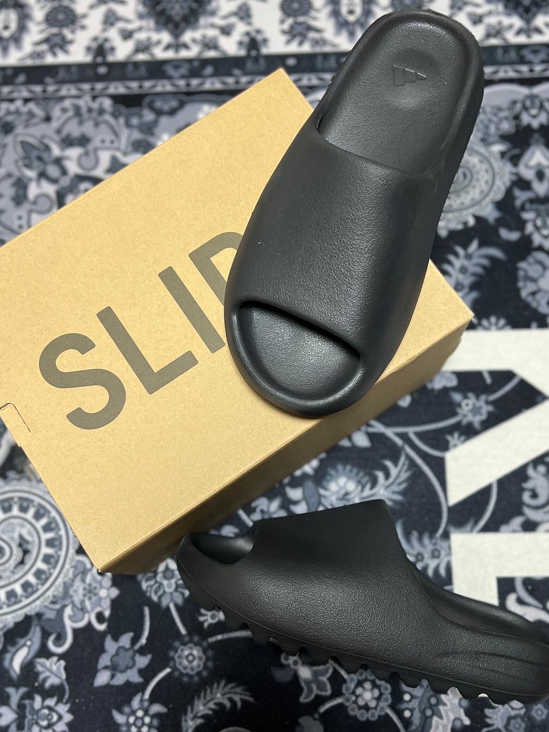 Adidas Yeezy Slide Onyx 착용 스타일 - 1