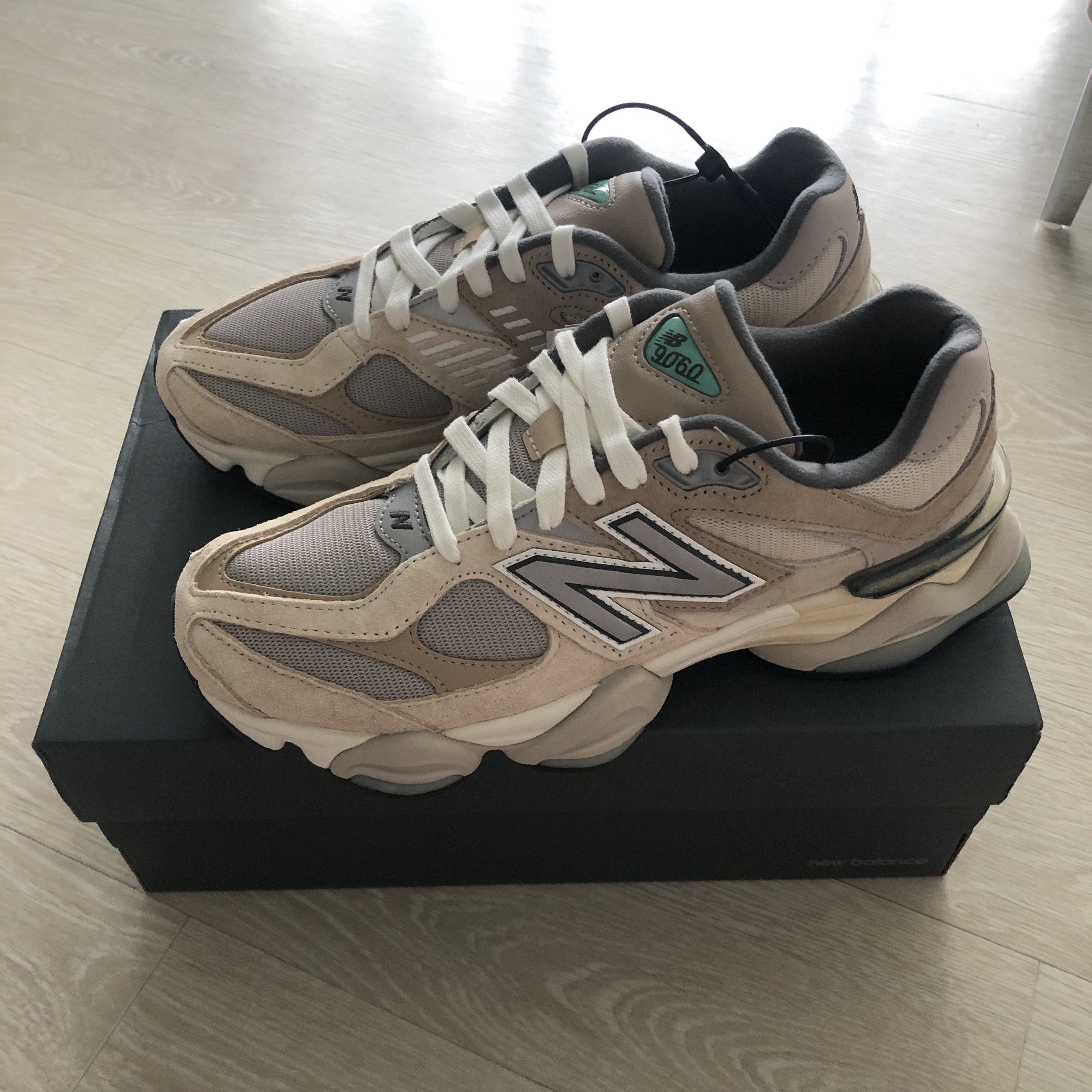 New Balance 9060 Sea Salt 착용 스타일 - 1
