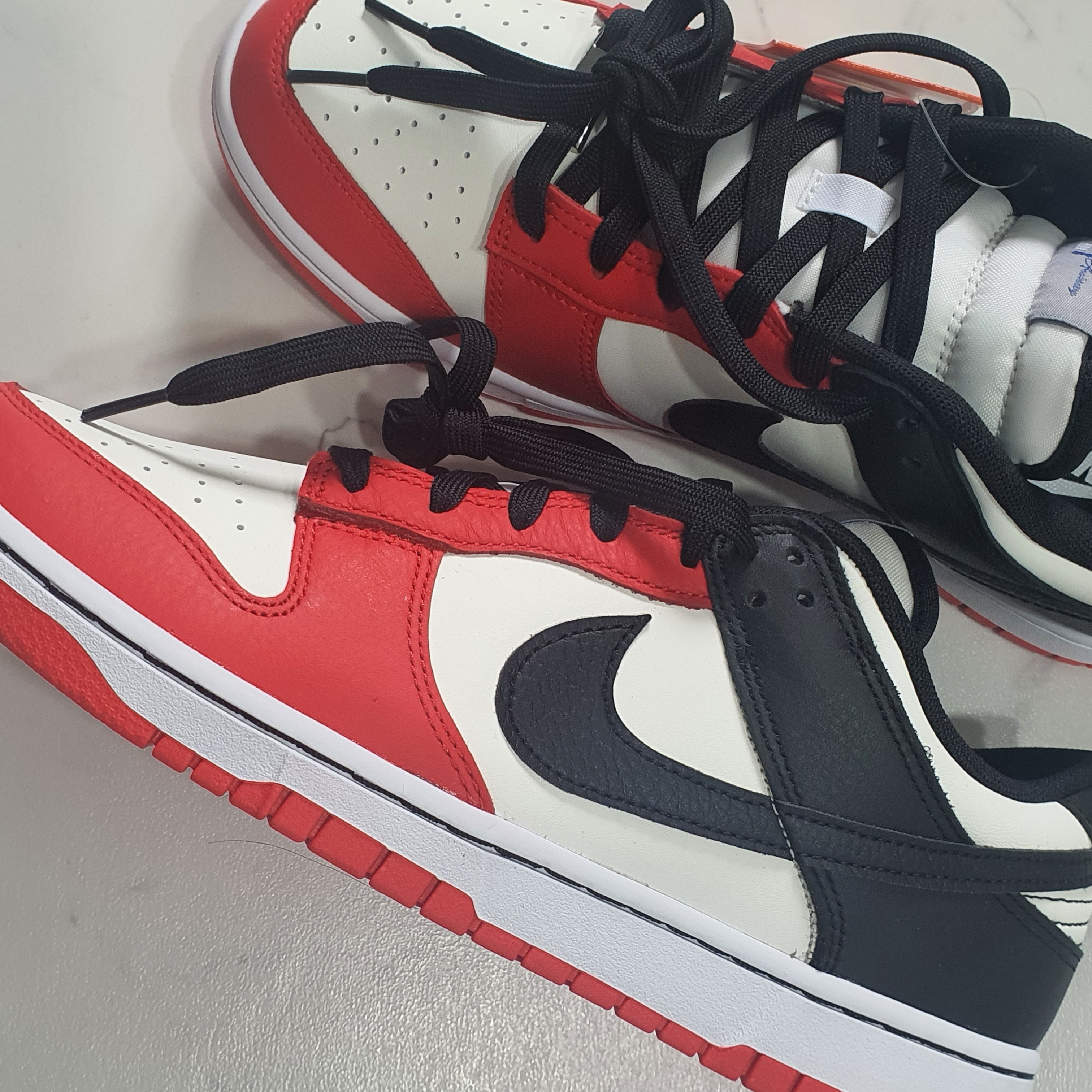 Nike x NBA Dunk Low Retro EMB Black and Chile Red 착용 스타일 - 1