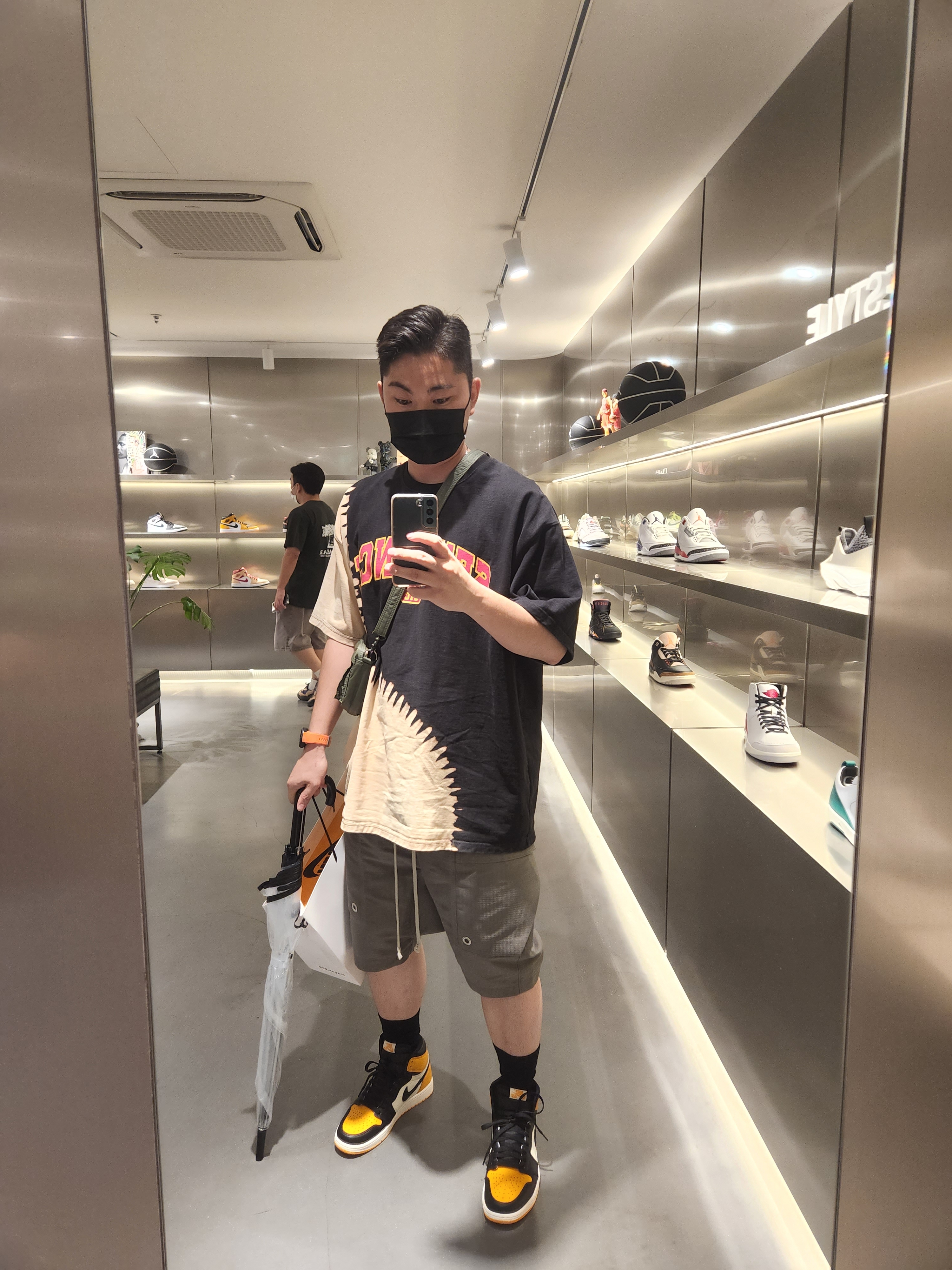 Jordan 1 Retro High OG Taxi, Adidas Yeezy 700 V3 Azael 2019 착용 스타일 - 1