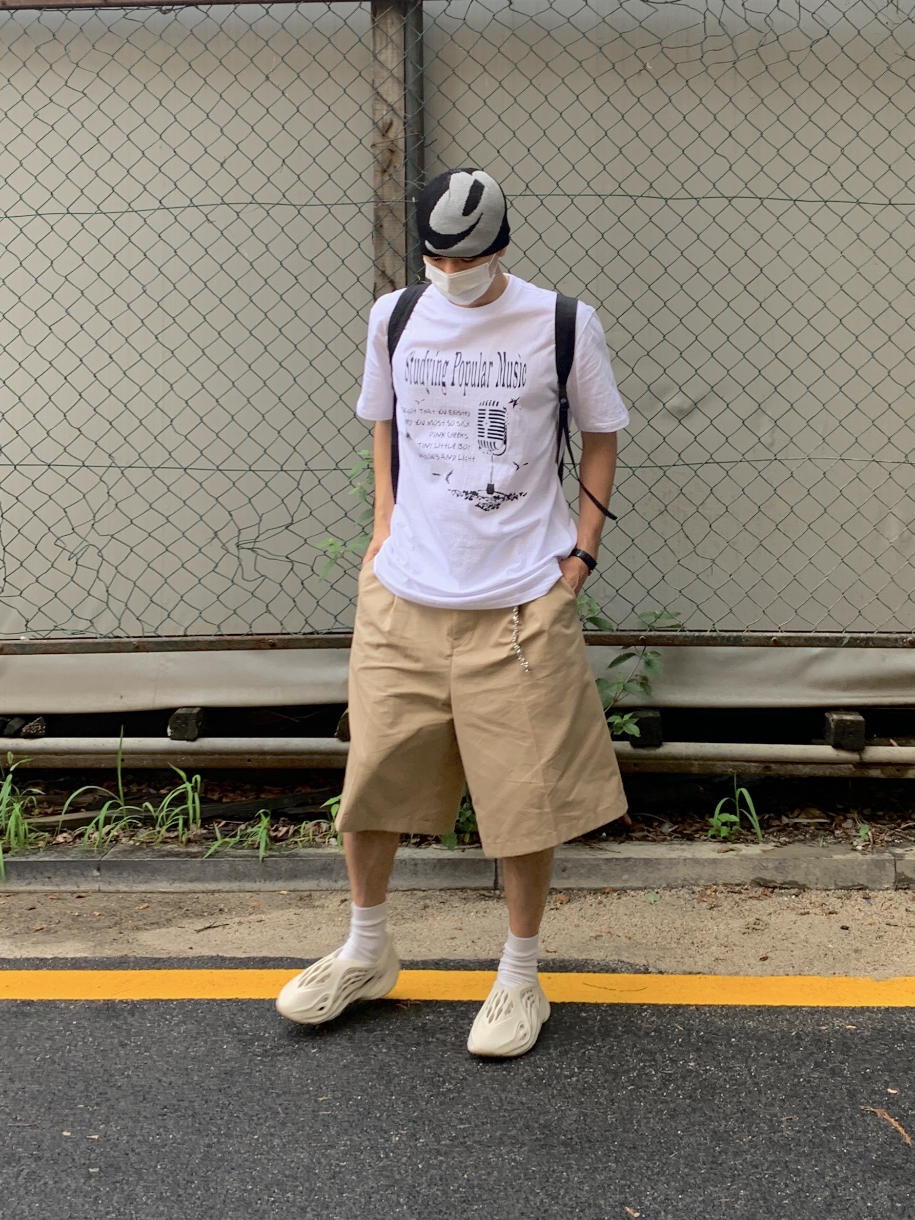 Adidas Yeezy Foam RNNR Sand, Our Legacy Slim Backpack Black Dense Liquid Nylon 착용 스타일 - 1
