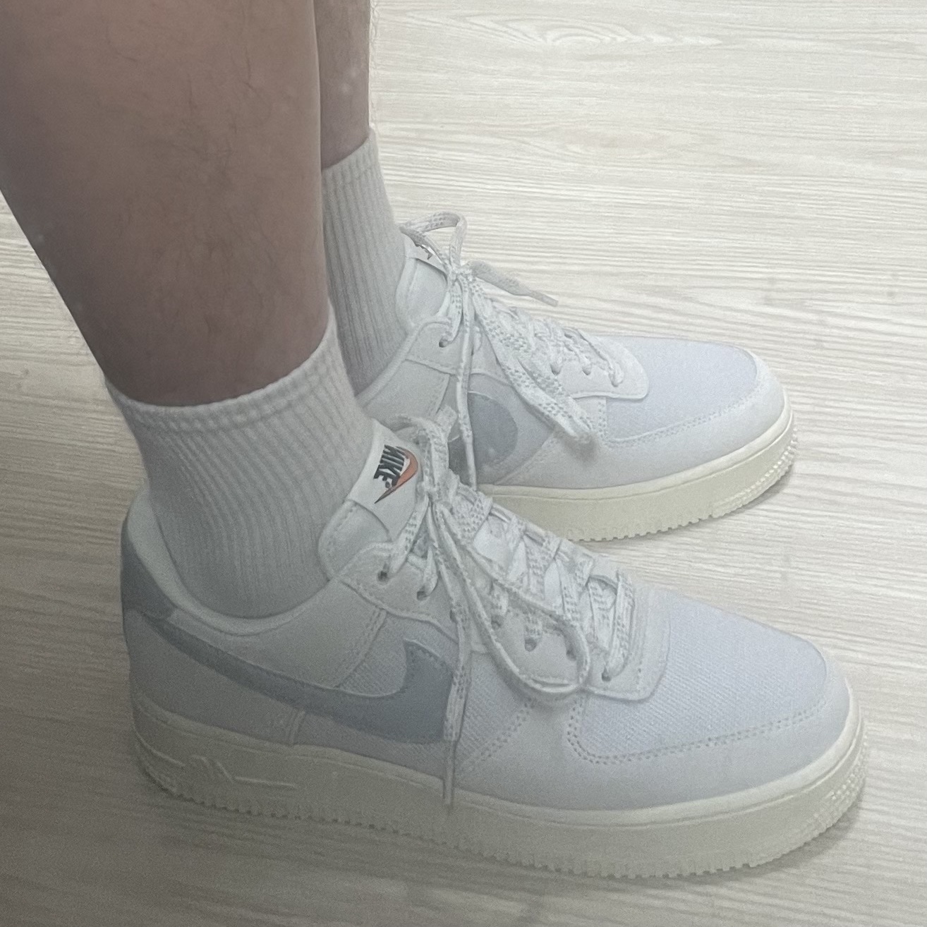 Nike Air Force 1 '07 LV8 Photon Dust and Sail 착용 스타일 - 3