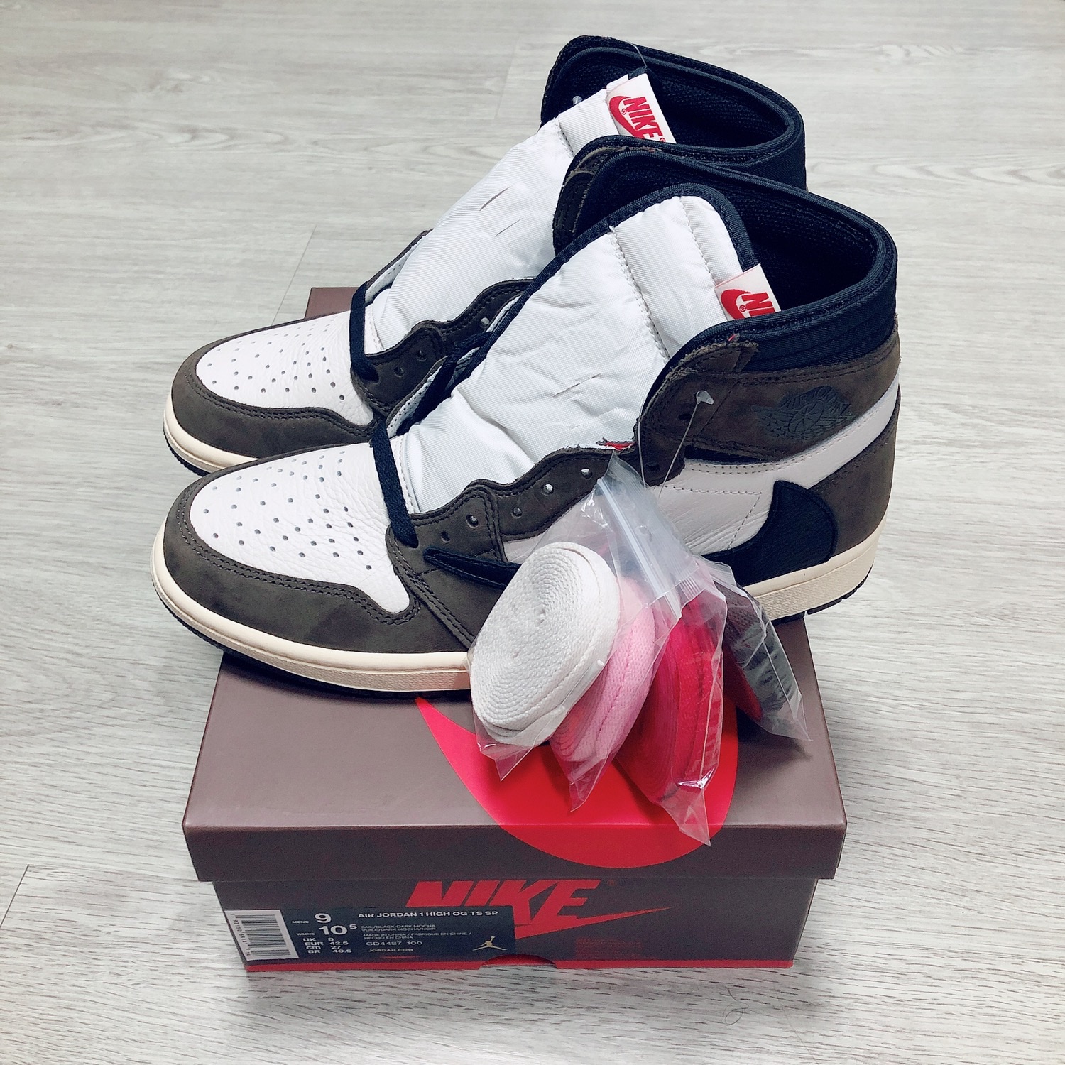Jordan 1 x Travis Scott Retro High OG SP Mocha 착용 스타일 - 2