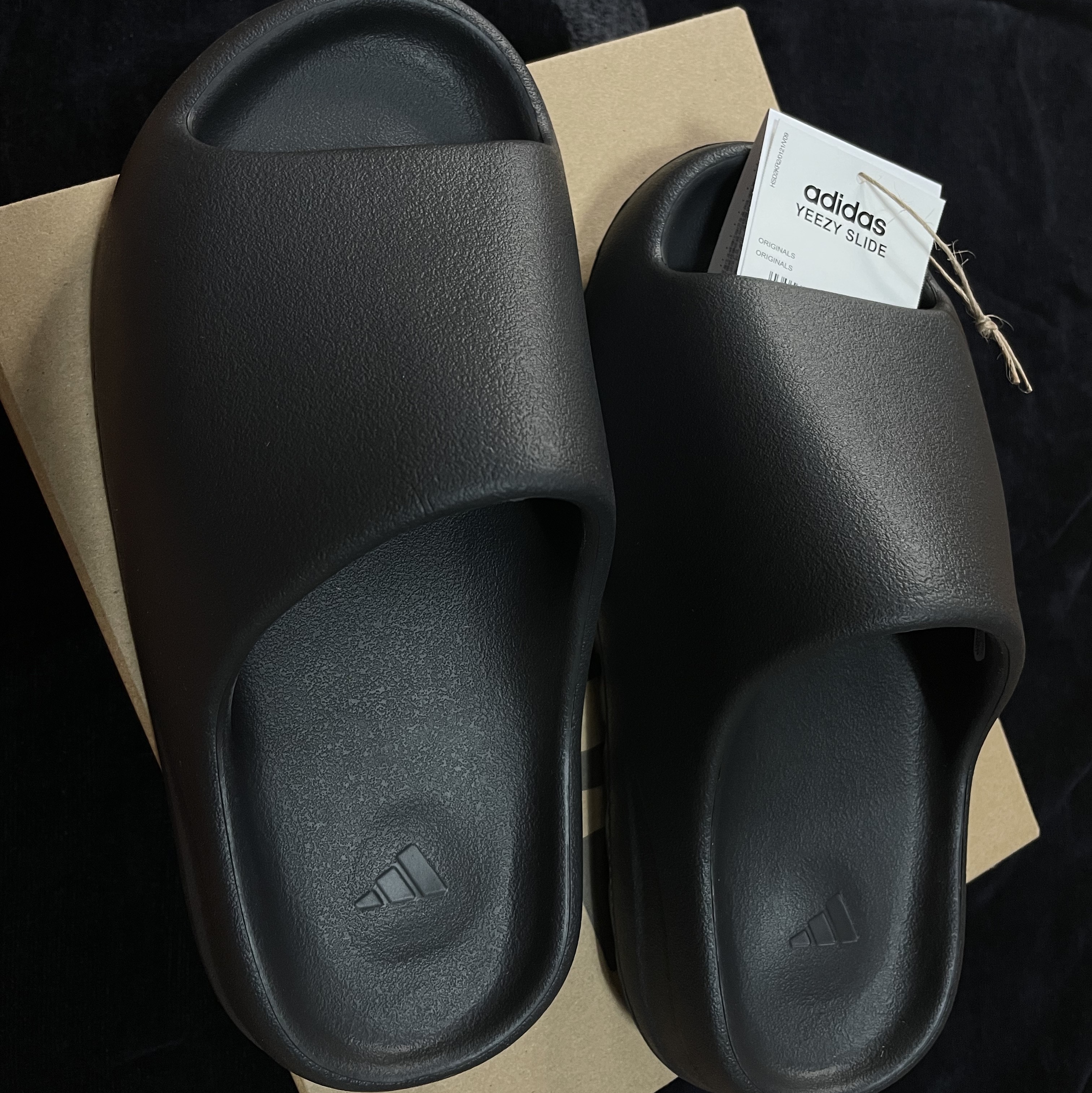 Adidas Yeezy Slide Onyx 착용 스타일