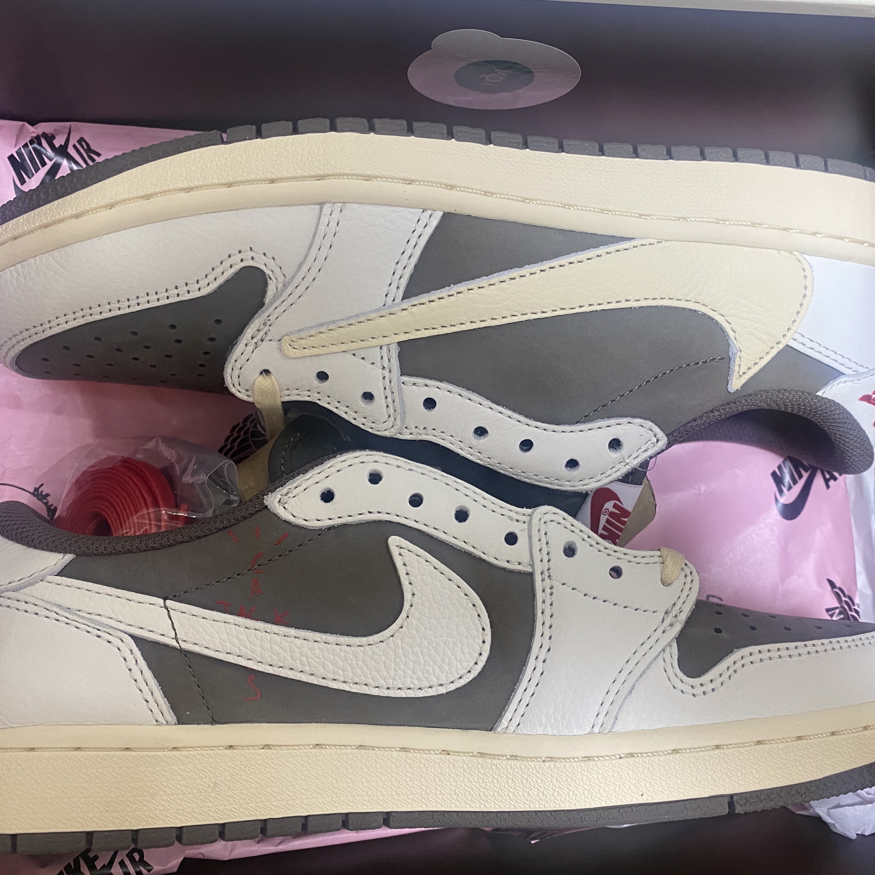Jordan 1 x Travis Scott Retro Low OG SP Sail and Ridgerock 착용 스타일
