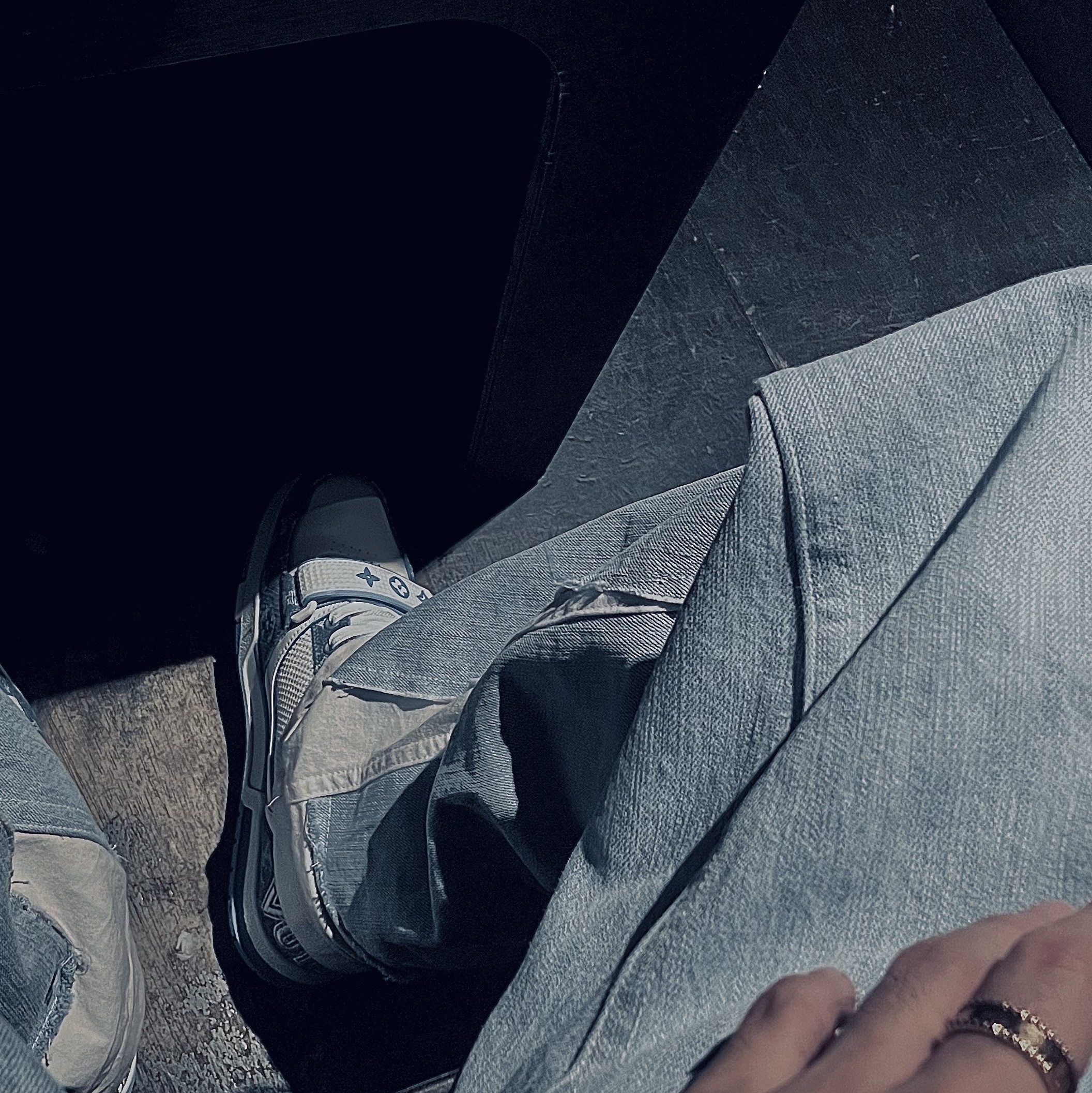 Louis Vuitton Velcro Strap LV Trainer Sneaeker Monogram Denim Marine 착용 스타일