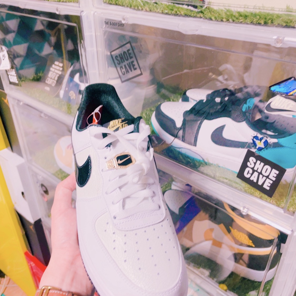 Nike Air Force 1 '07 LV8 EMB World Champions White Black 착용 스타일 - 1
