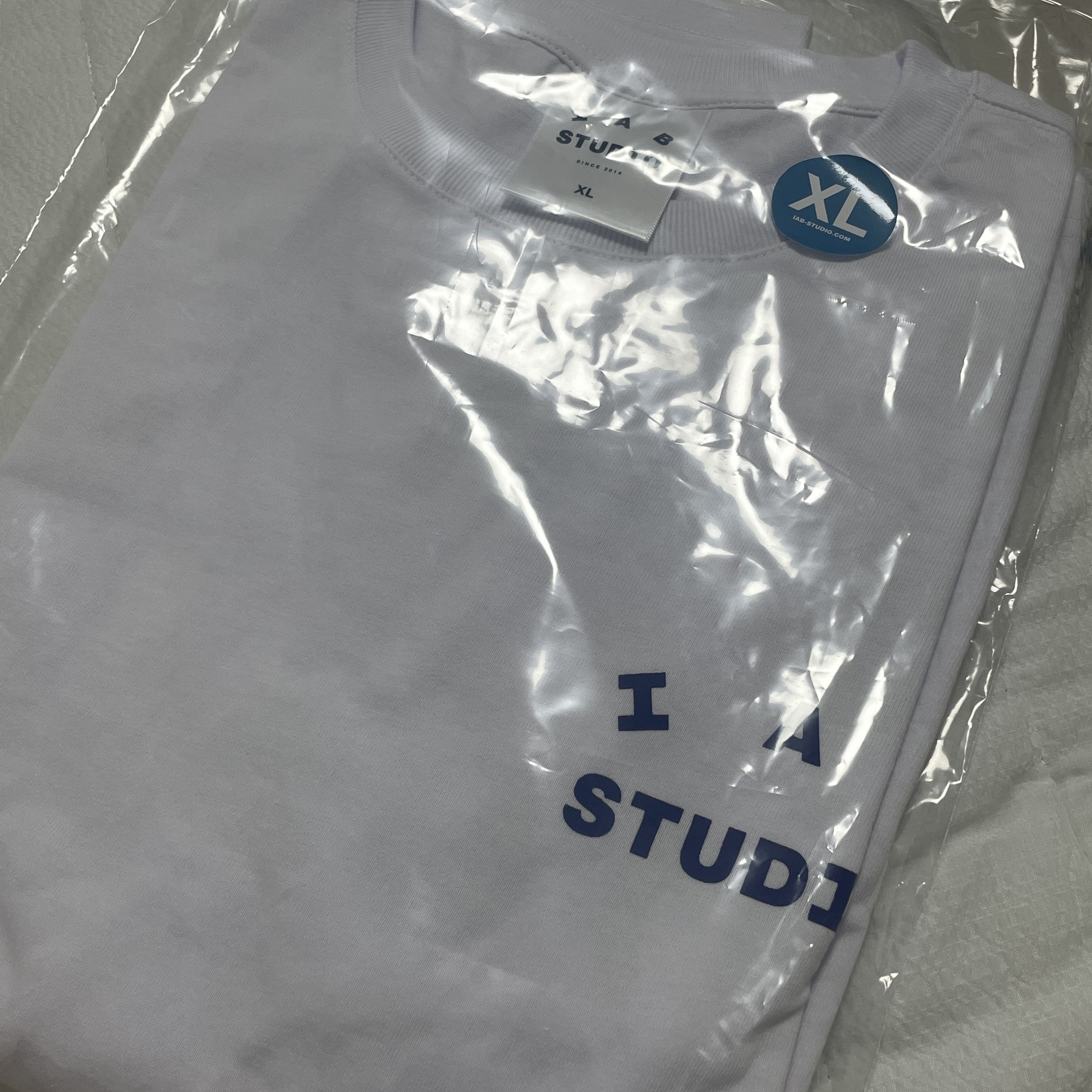 IAB Studio T-Shirt White Navy - 22FW 착용 스타일