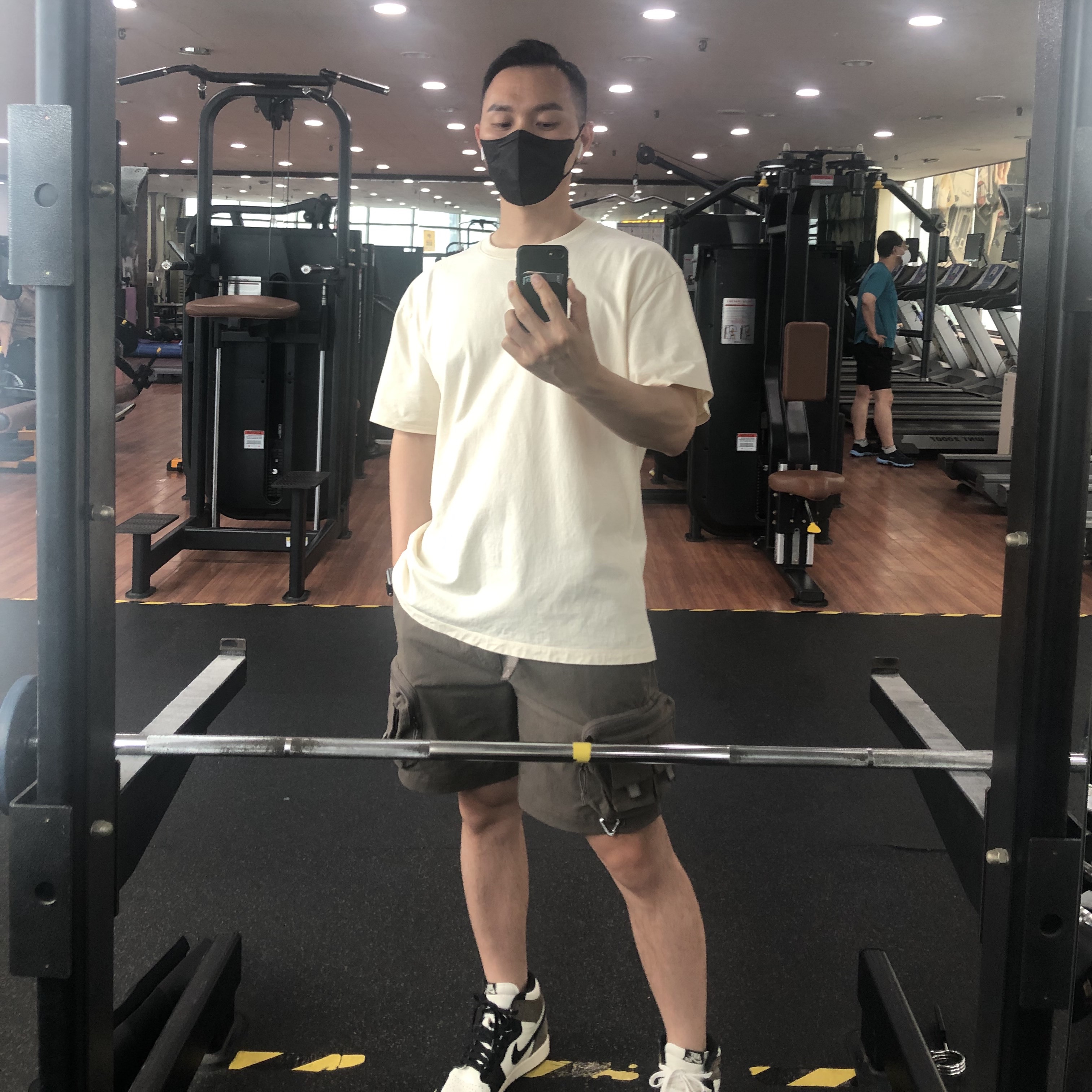Nike ACG Cargo Shorts Ironstone - US/EU, Jordan 1 Retro High OG Black Mocha 착용 스타일 - 1