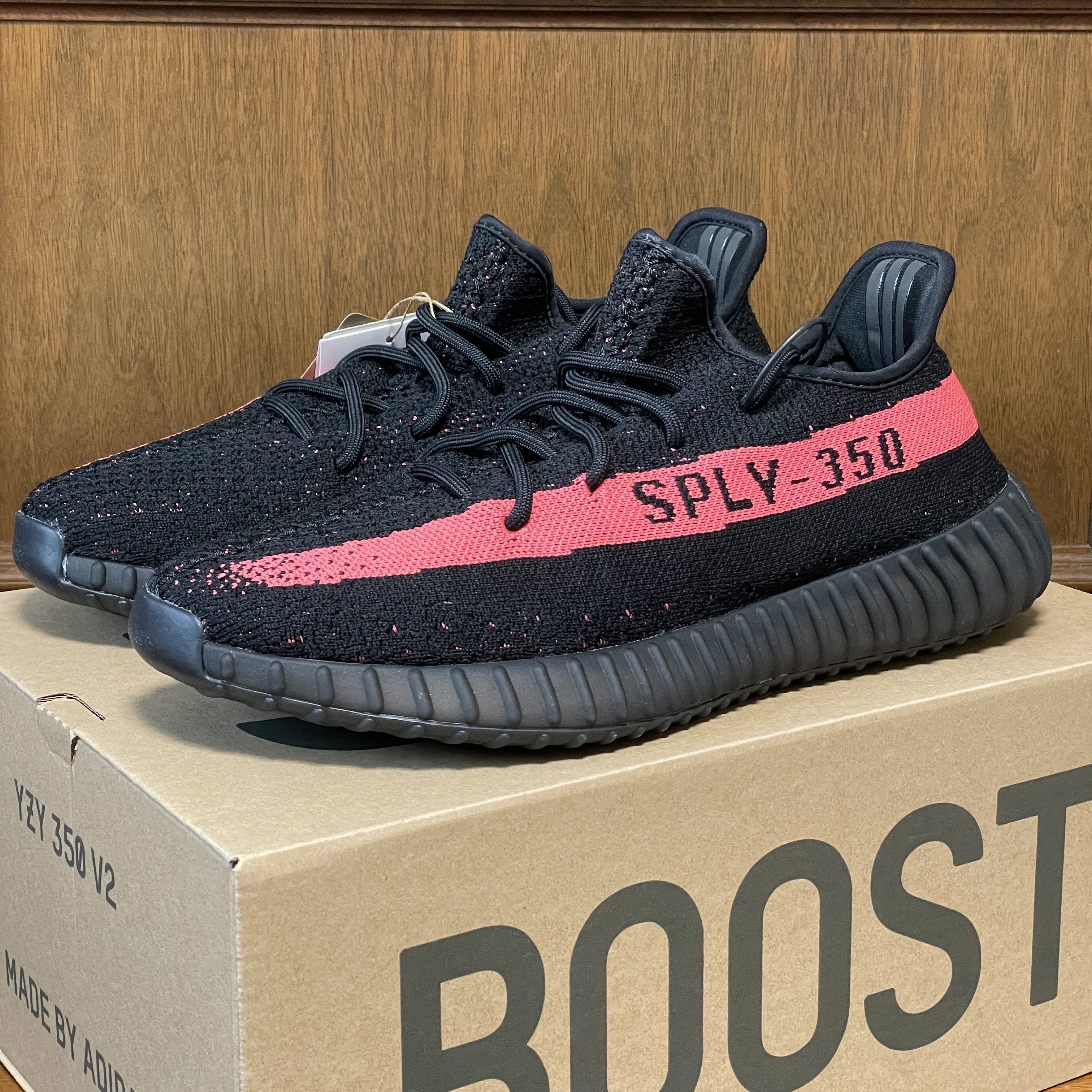 Adidas Yeezy Boost 350 V2 Core Black Red 2022/2023 착용 스타일 - 2