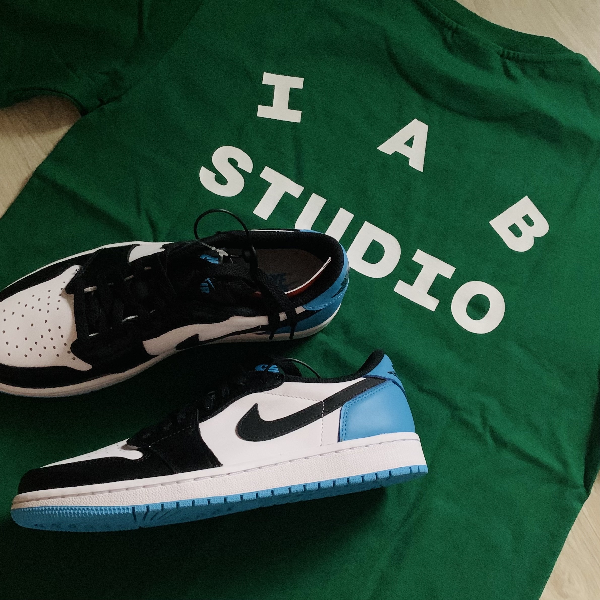 IAB Studio T-Shirt Green - 22FW, Jordan 1 Retro Low OG Black and Dark Powder Blue 착용 스타일
