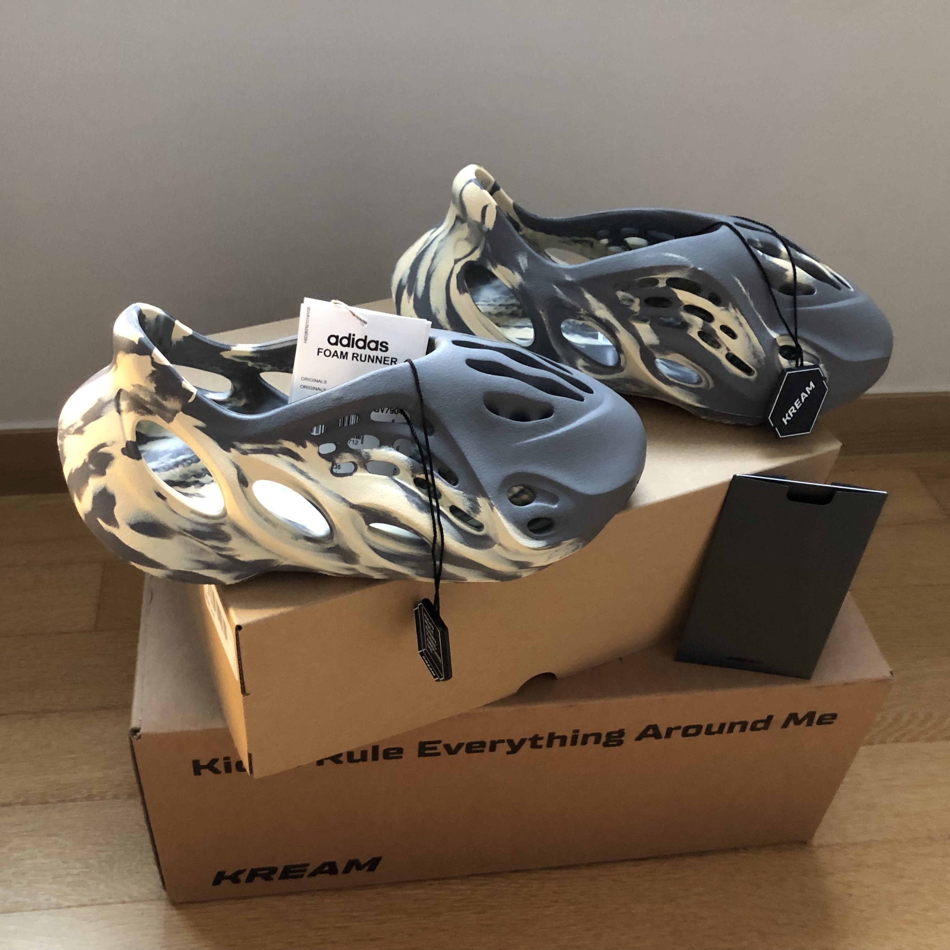Adidas Yeezy Foam RNNR MXT Moon Gray 착용 스타일
