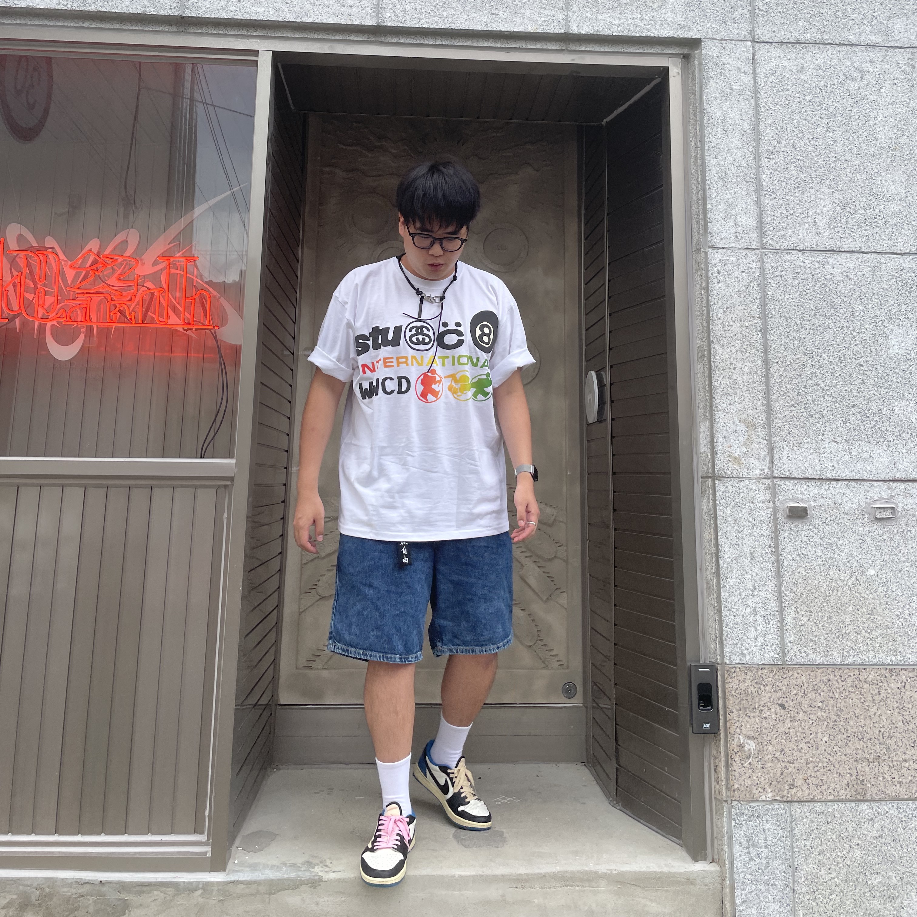 Stussy x Cactus Plant Flea Market International T-Shirt White, Jordan 1 x Travis Scott x Fragment Retro Low OG SP Military Blue 착용 스타일