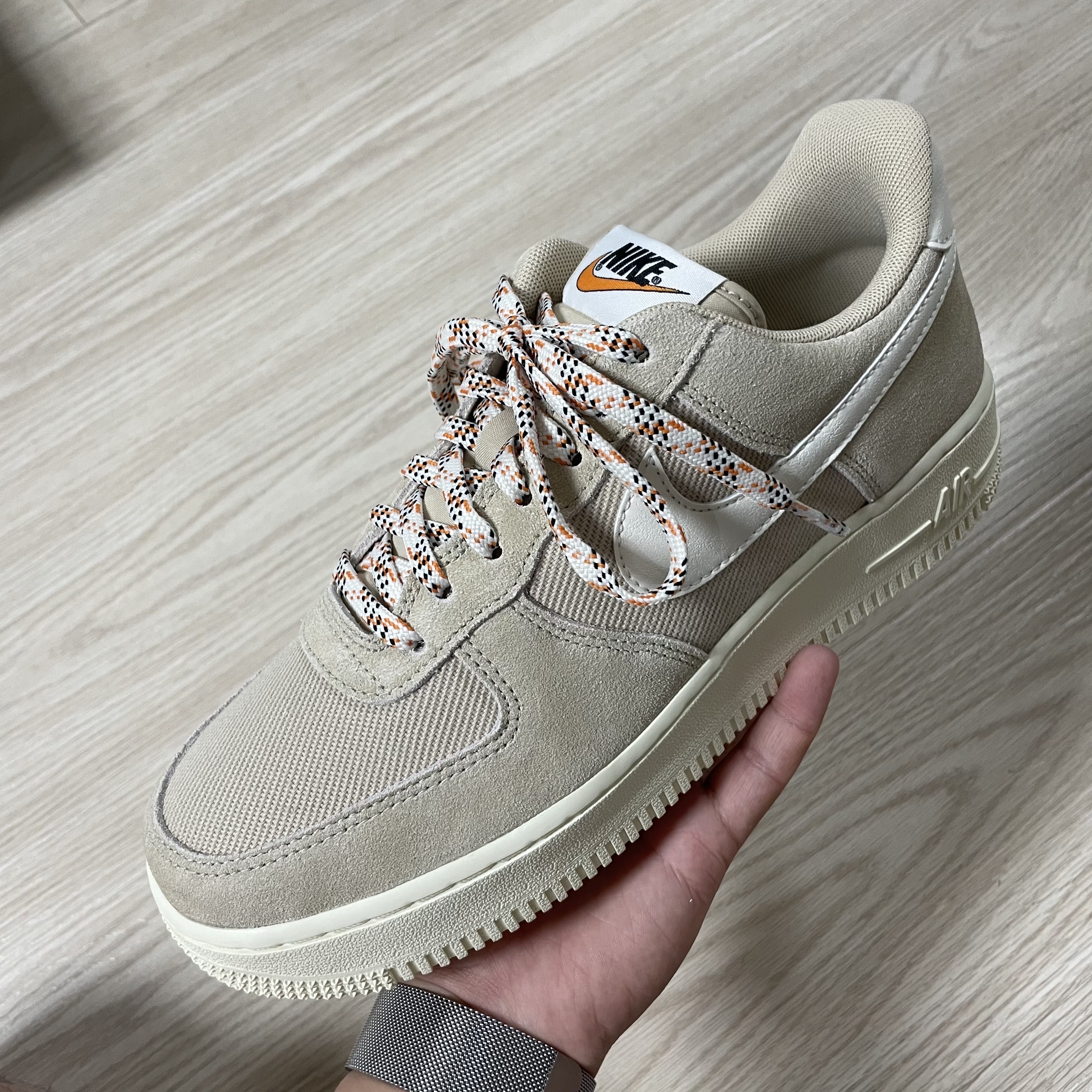Nike Air Force 1 '07 LV8 Rattan 착용 스타일 - 2