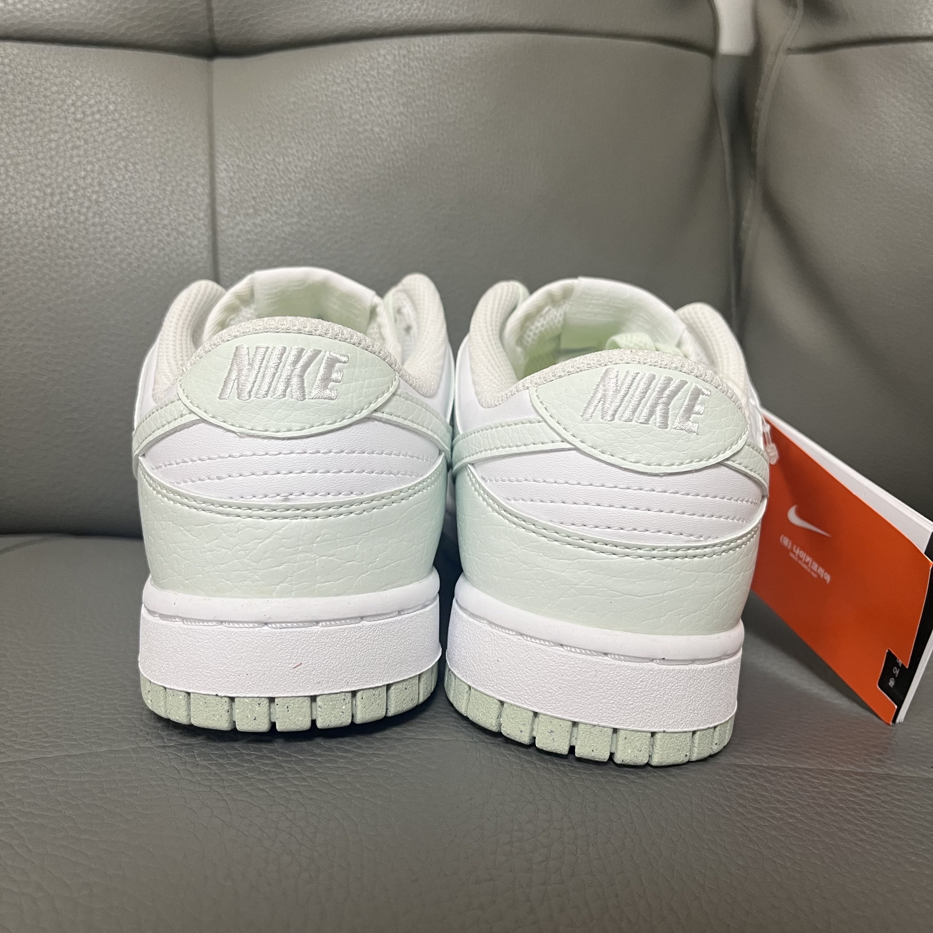 (W) Nike Dunk Low Next Nature Barely Green and White 착용 스타일 - 2