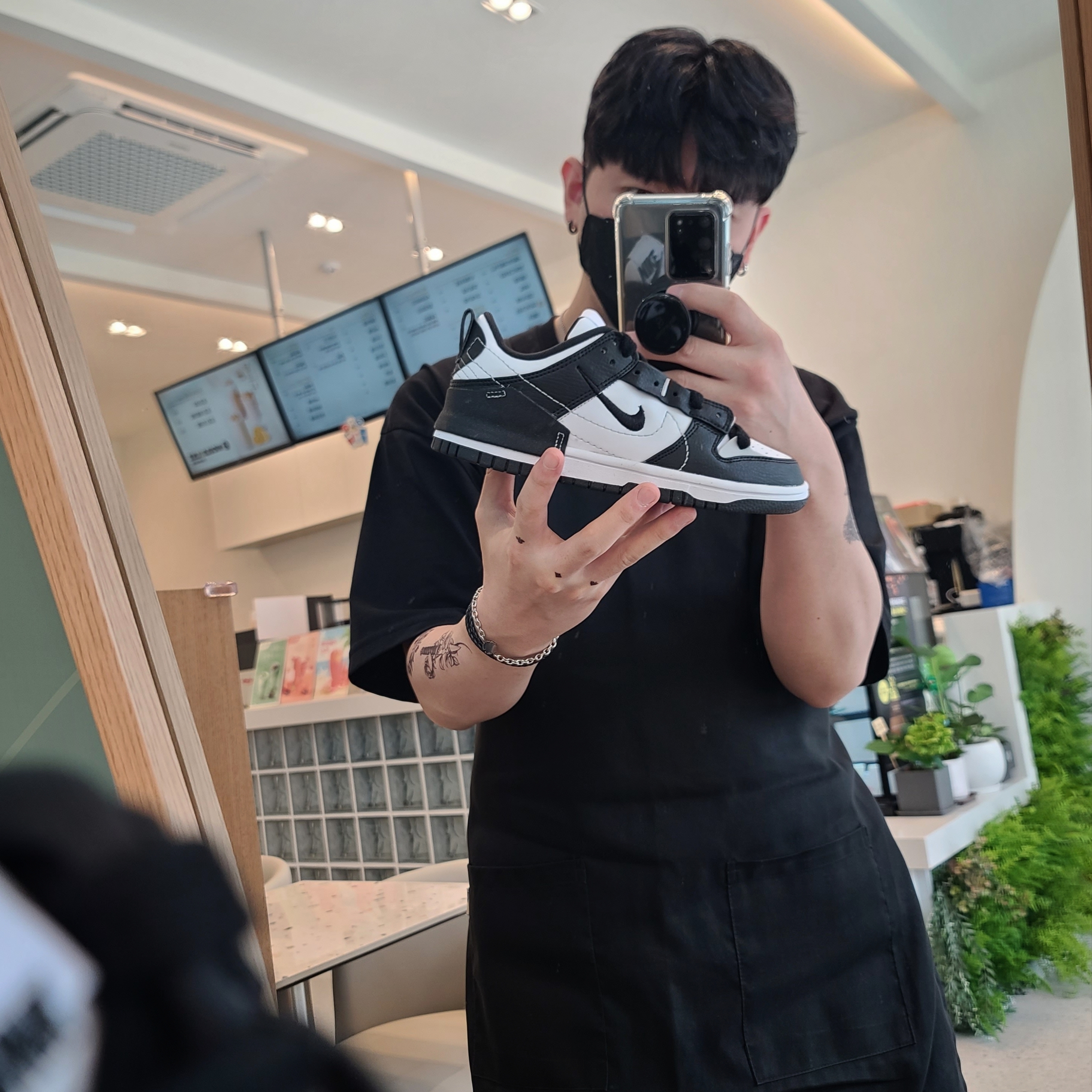 (W) Nike Dunk Low Disrupt 2 Black White 착용 스타일 - 1