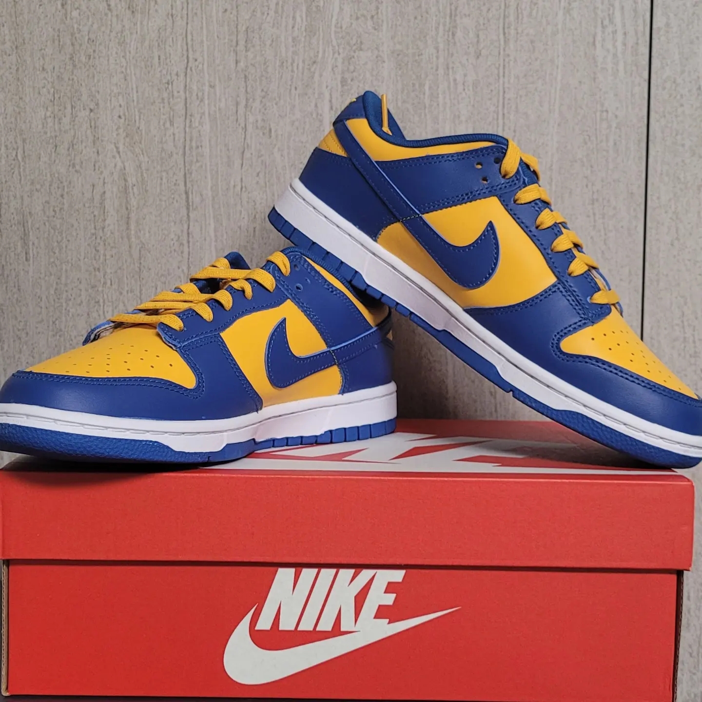 Nike Dunk Low Retro Blue Jay and University Gold 착용 스타일 - 2