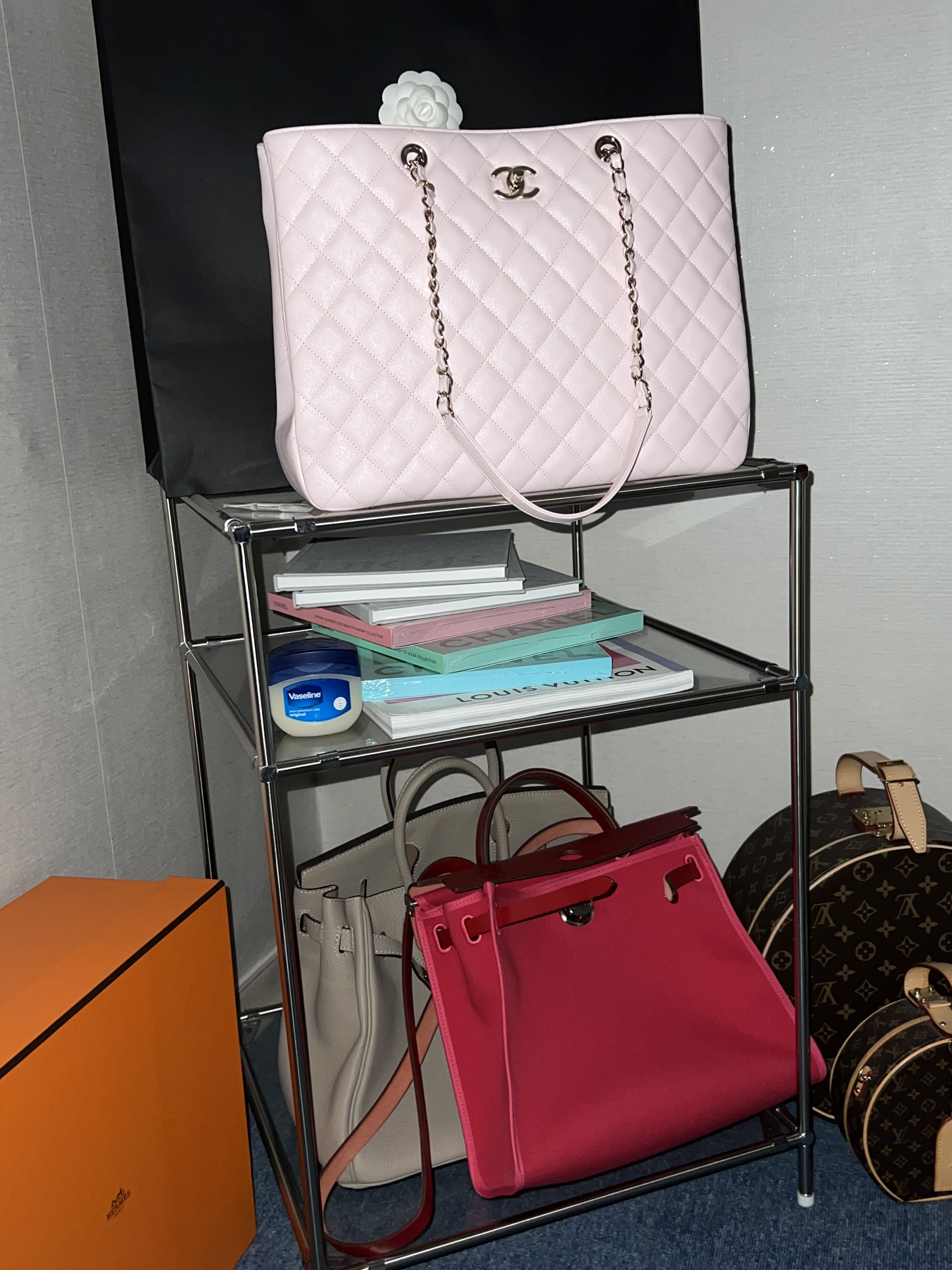 Hermes Herbag Zip 31 Bag Sellier Canvas & Palladium Rose Extreme Rouge Piment, Louis Vuitton Petite Boite Chapeau Monogram 착용 스타일