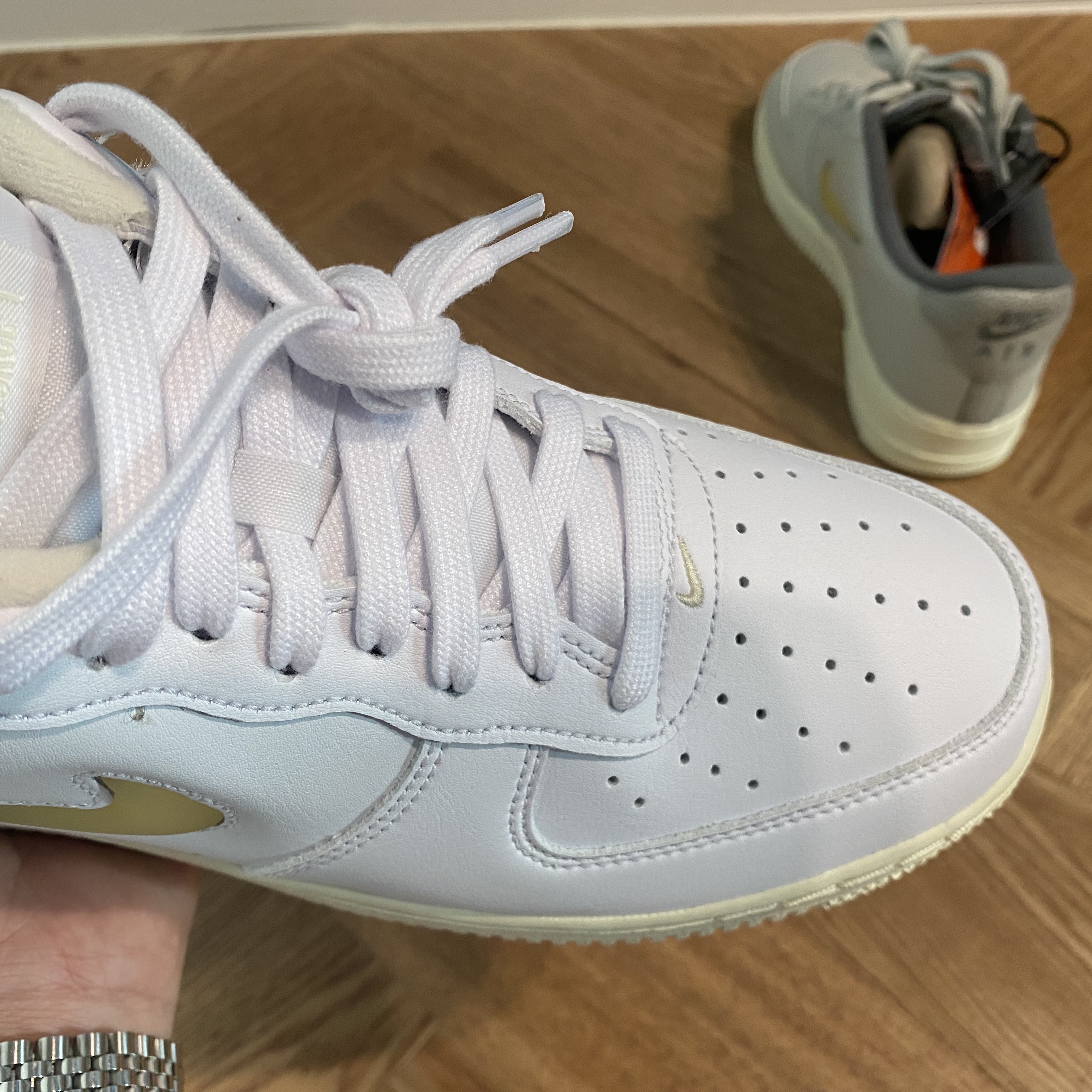Nike Air Force 1 '07 PRM Vintage Sail, Nike Air Force 1 '07 LX Pale Vanilla 착용 스타일 - 5