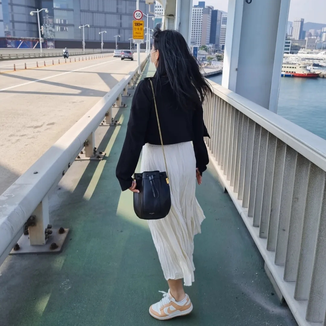 (W) Nike Dunk Low Harvest Moon, Saint Laurent Bucket Bag in Canvas and Braided Leather Marine 착용 스타일