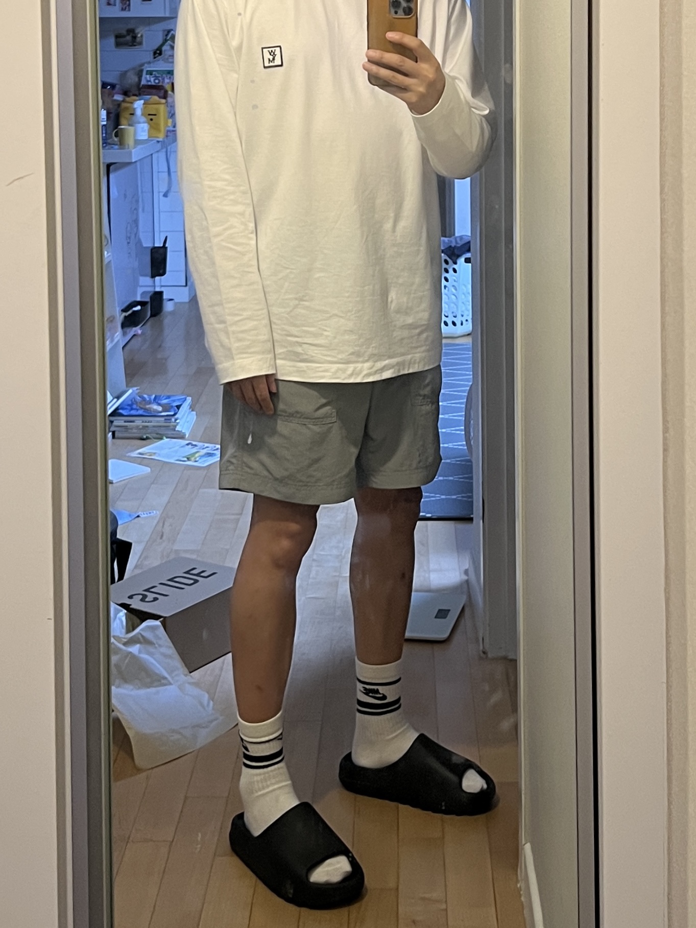 Adidas Yeezy Slide Onyx 착용 스타일 - 3