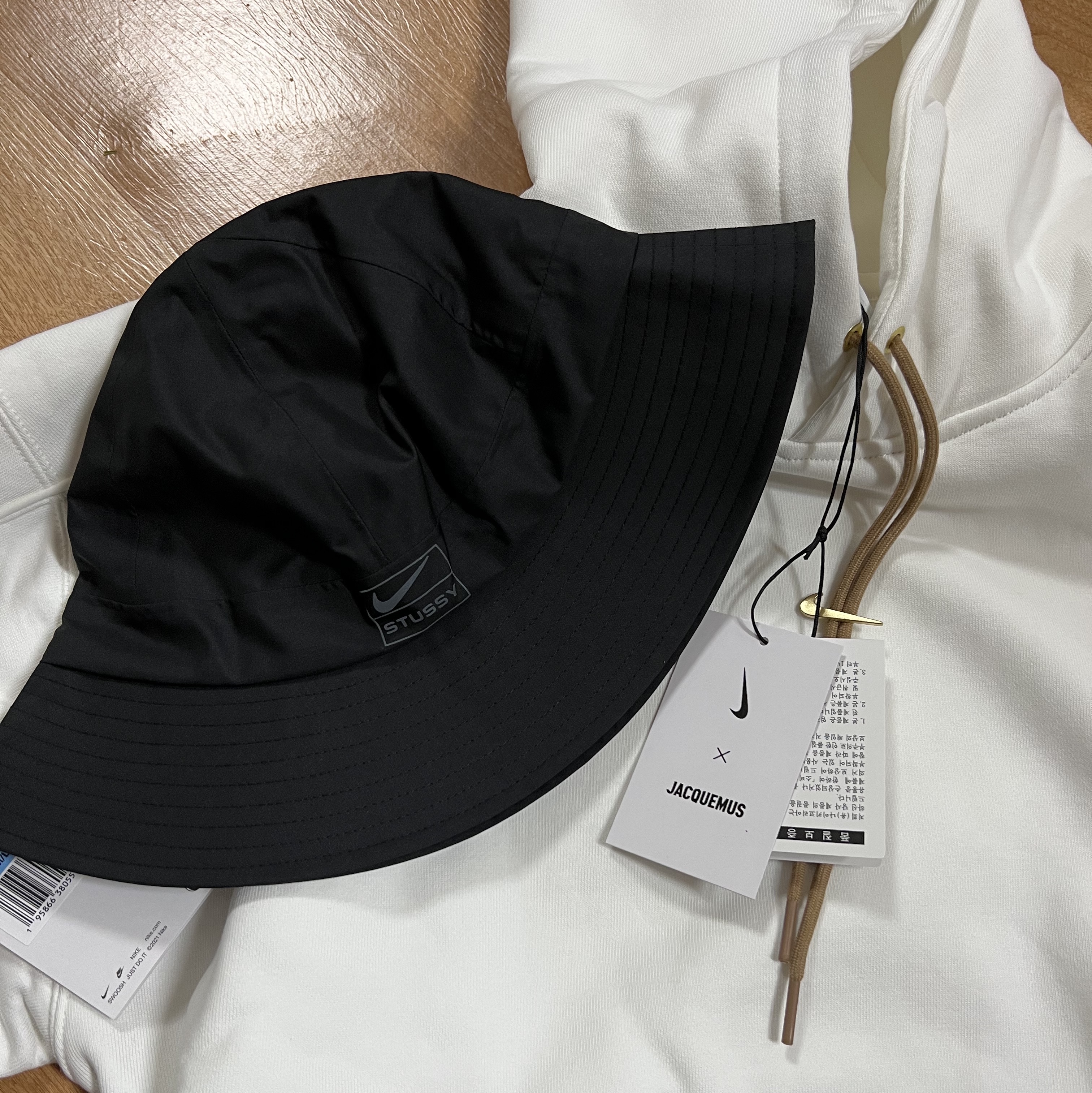 Nike x Stussy NRG FL Storm-Fit Bucket Hat Black, Nike x Jacquemus NRG Fleece Hoodie Sail - Asia 착용 스타일