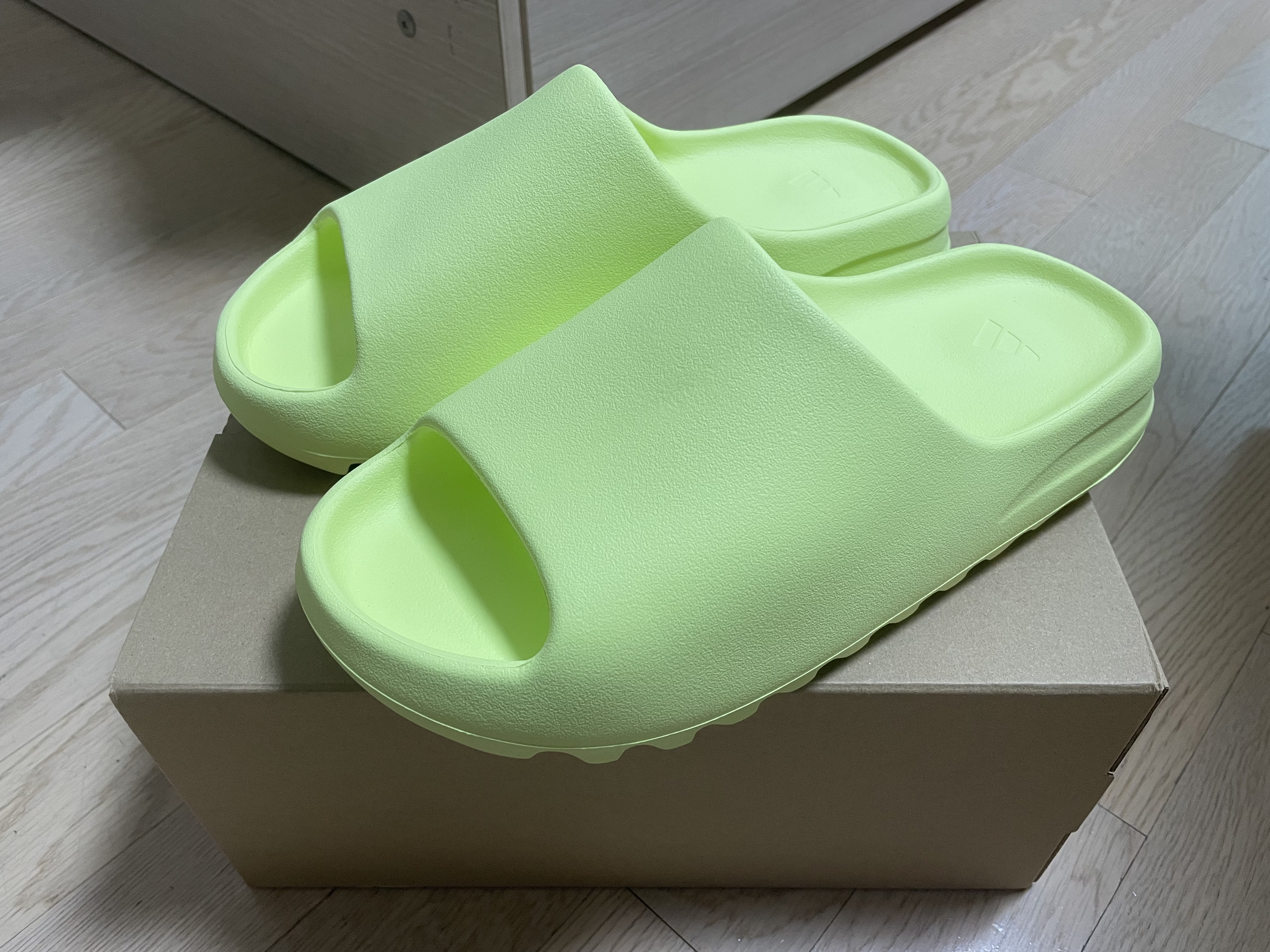 Adidas Yeezy Slide Glow Green 2022/2023 착용 스타일 - 2
