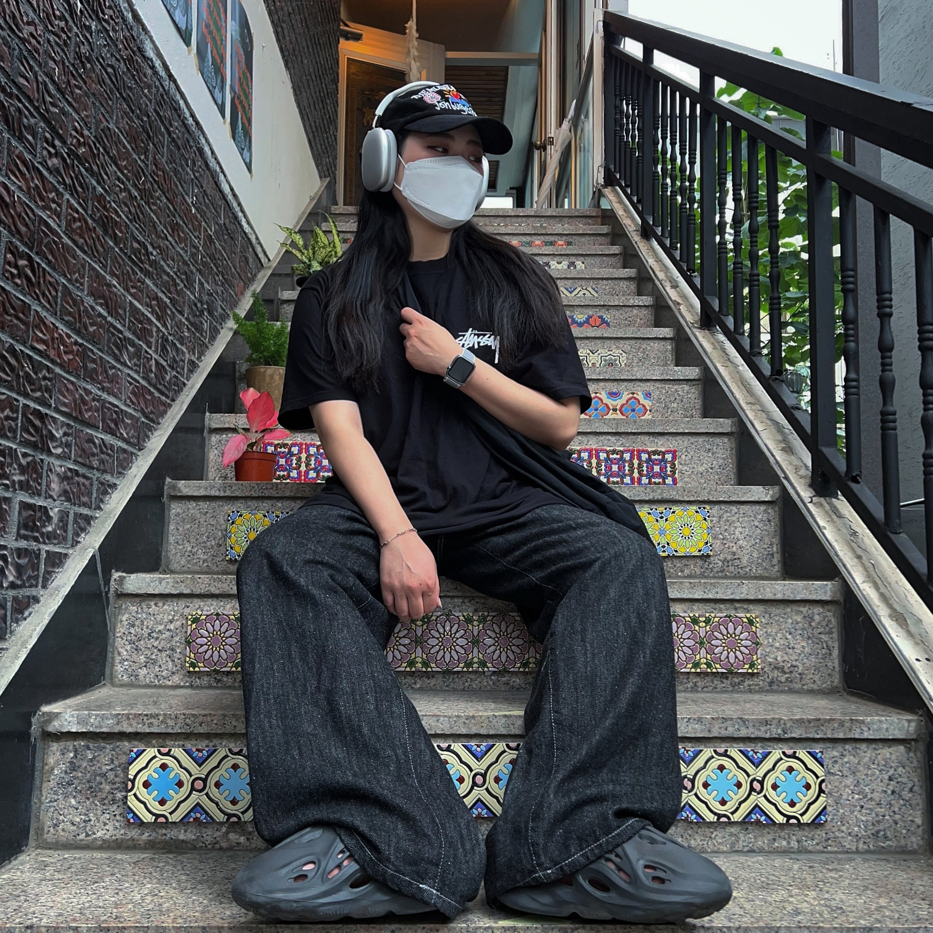 Adidas Yeezy Foam RNNR Onyx, Stussy Fuzzy Dice T-Shirt Black 착용 스타일