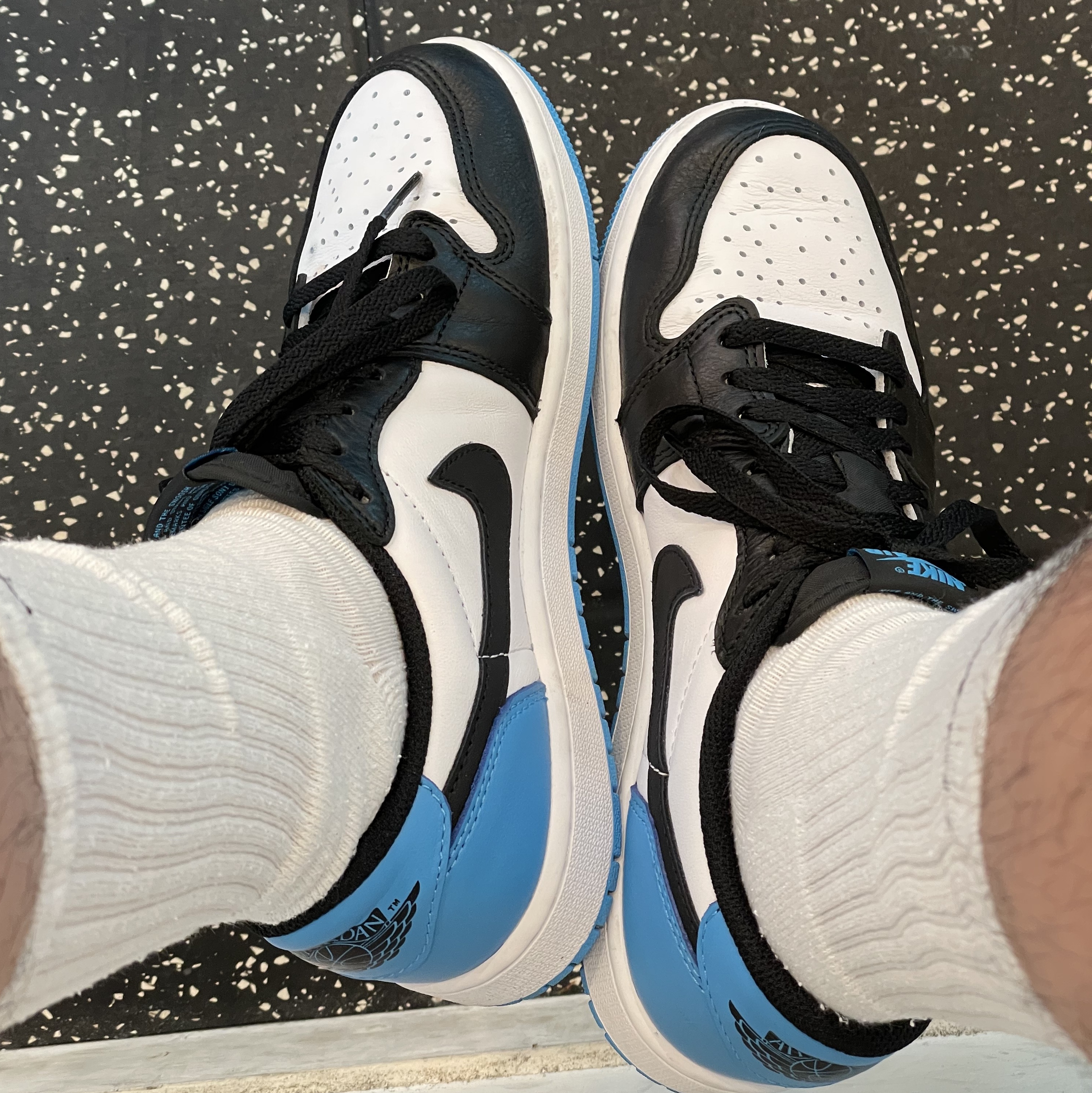 Jordan 1 Retro Low OG Black and Dark Powder Blue 착용 스타일