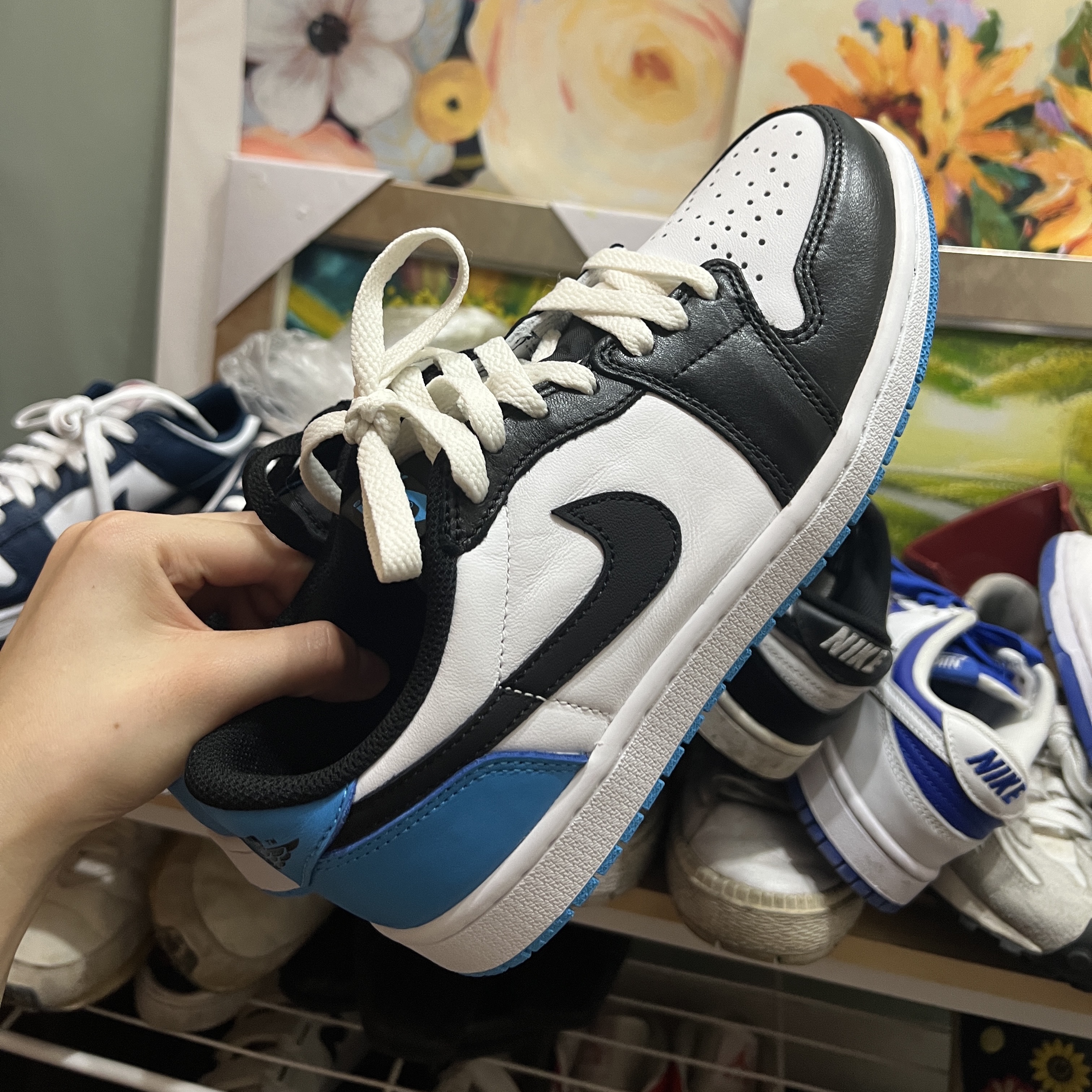 Jordan 1 Retro Low OG Black and Dark Powder Blue 착용 스타일 - 2