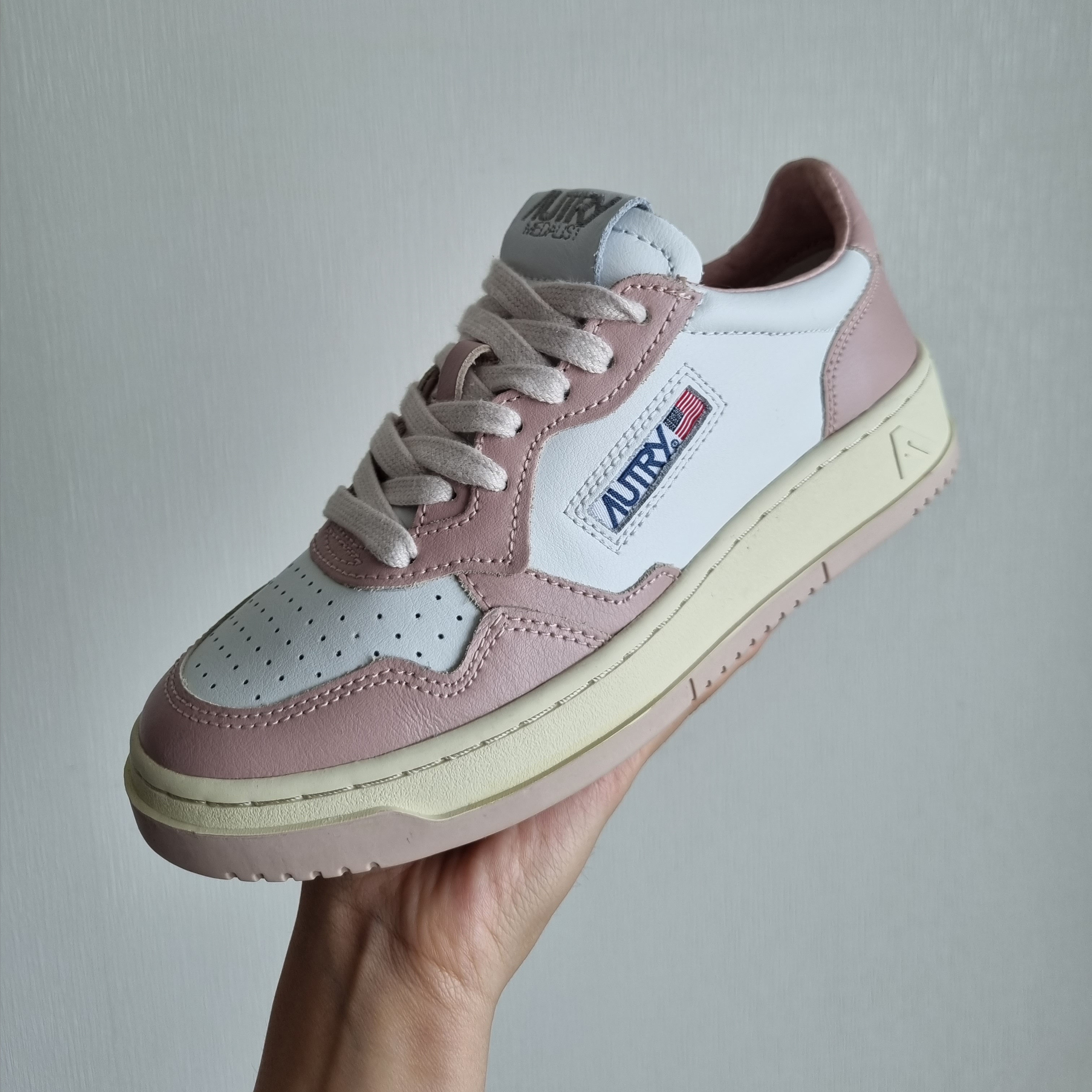 (W) Autry Medalist Low Leather Sneakers Pink White 착용 스타일