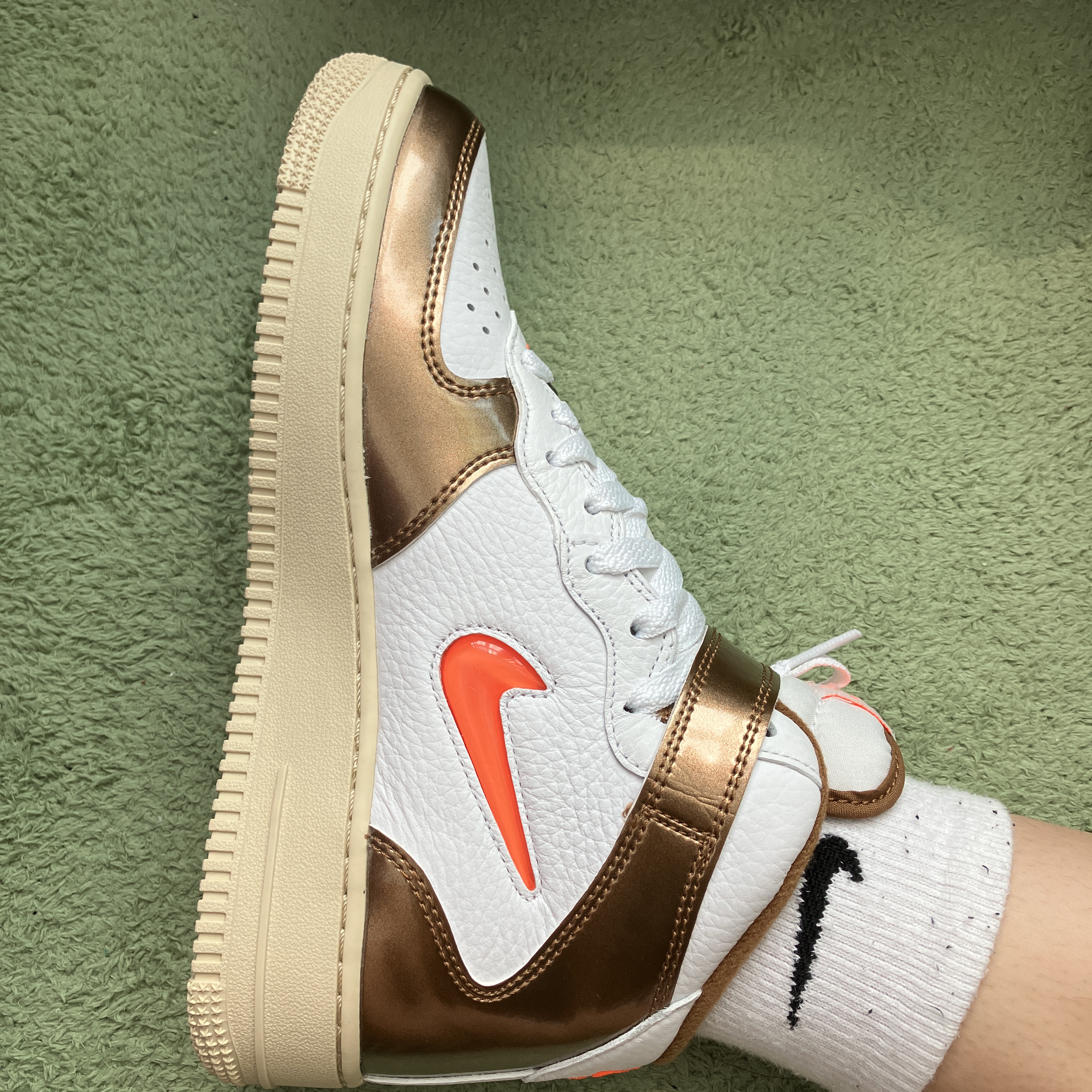 Nike Air Force 1 Mid QS Ale Brown 착용 스타일 - 2