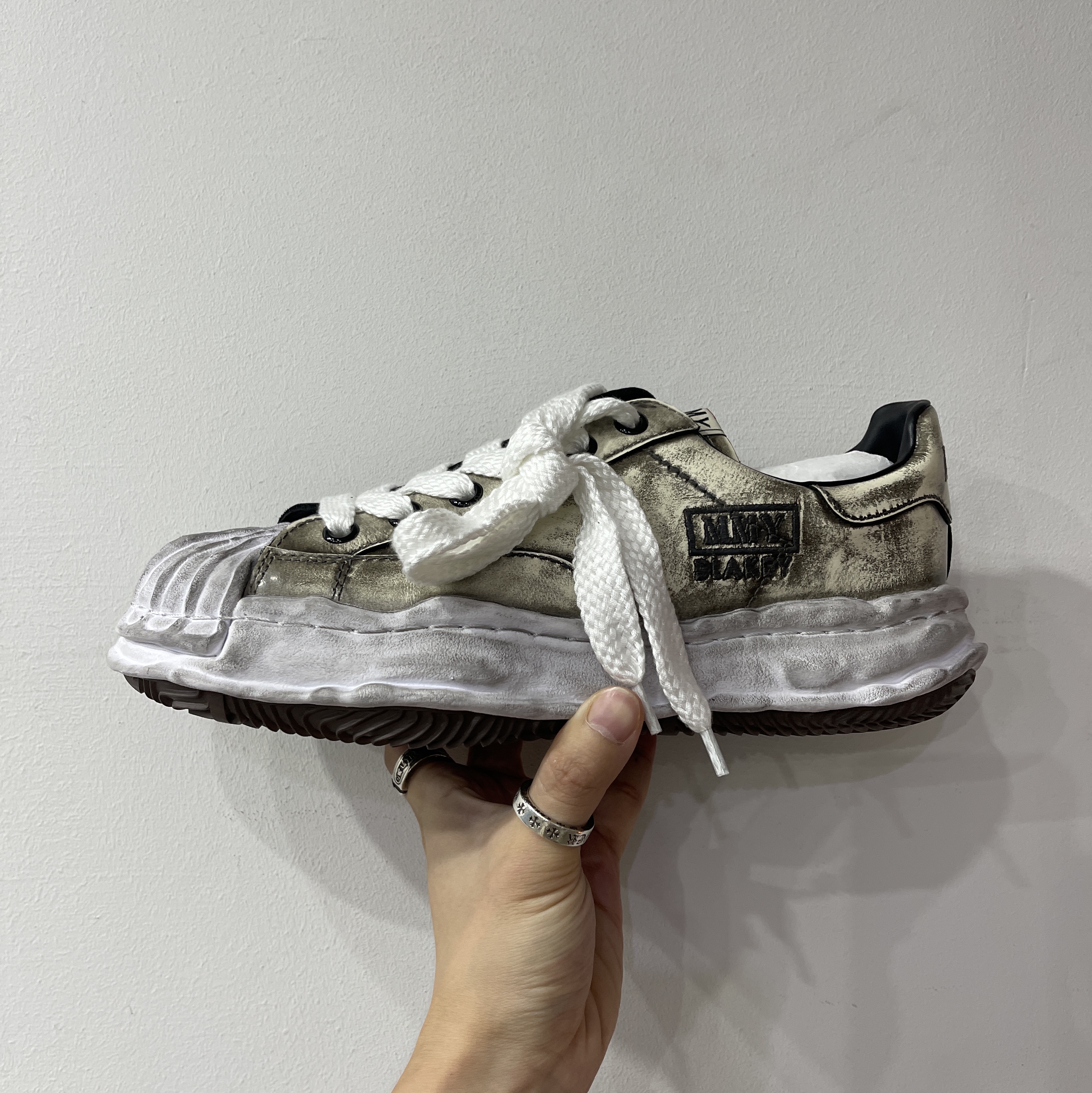 Maison Mihara Yasuhiro Blakey OG Sole Brushed Patent Low-top Sneakers White 착용 스타일 - 3