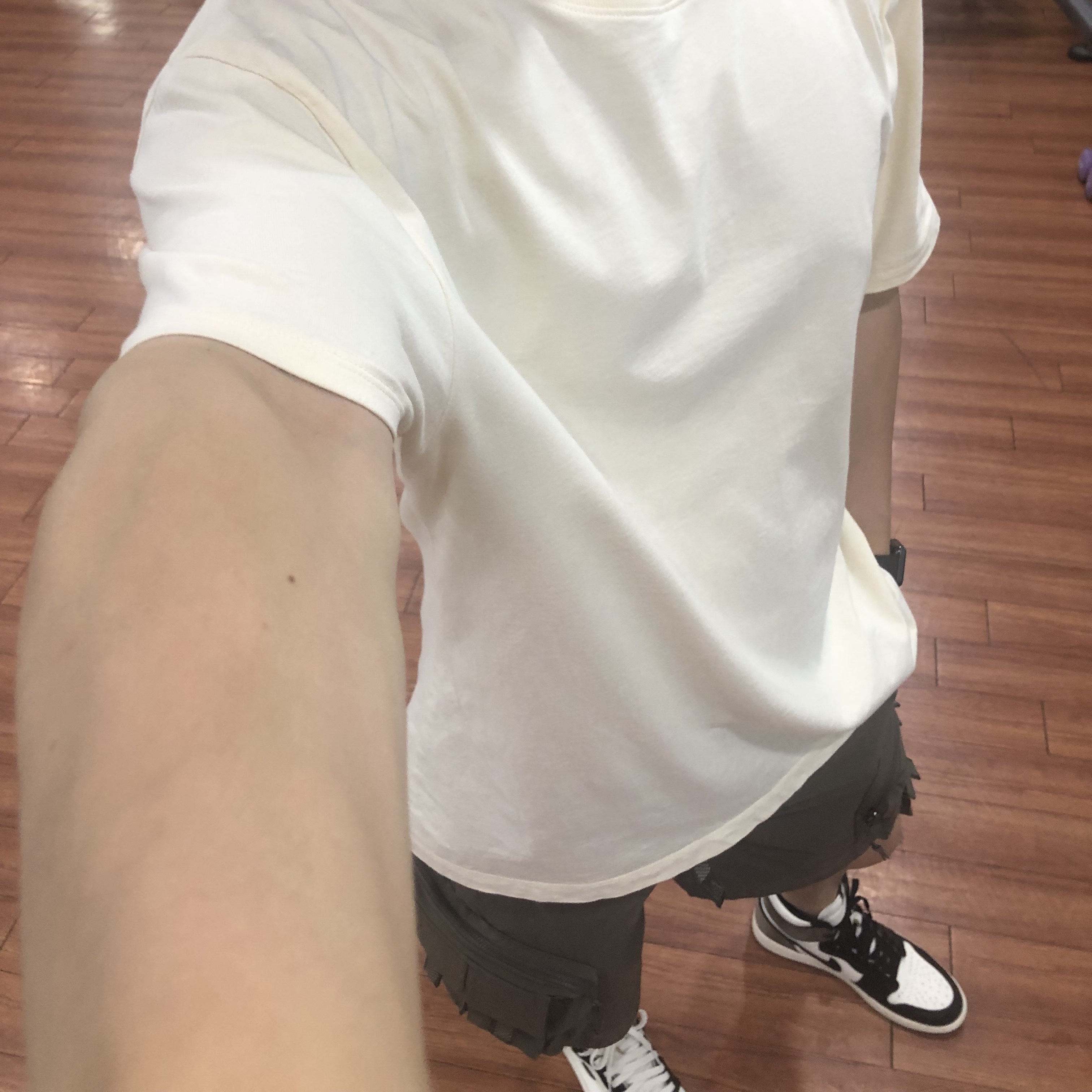 Nike ACG Cargo Shorts Ironstone - US/EU, Jordan 1 Retro High OG Black Mocha 착용 스타일 - 2
