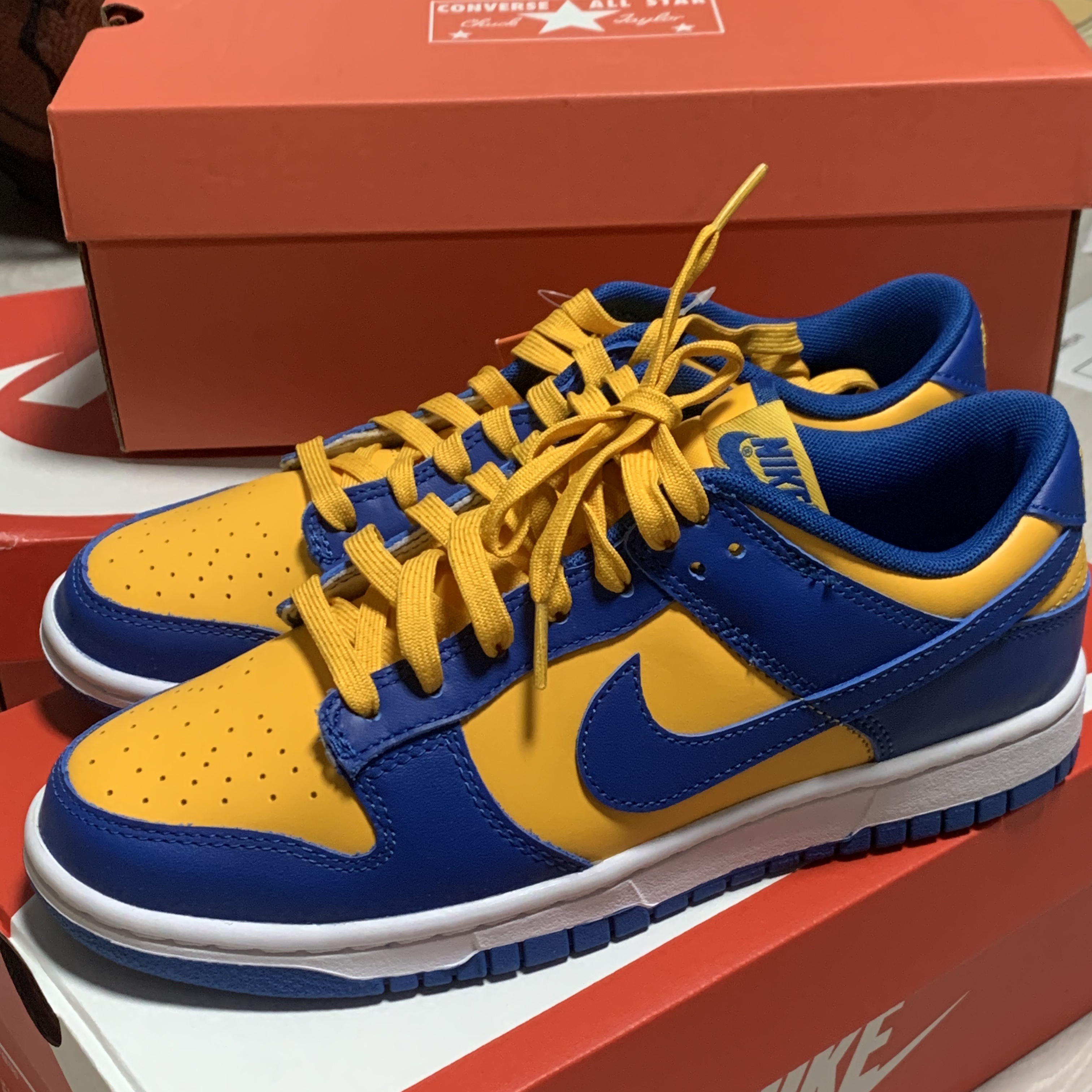 Nike Dunk Low Retro Blue Jay and University Gold 착용 스타일