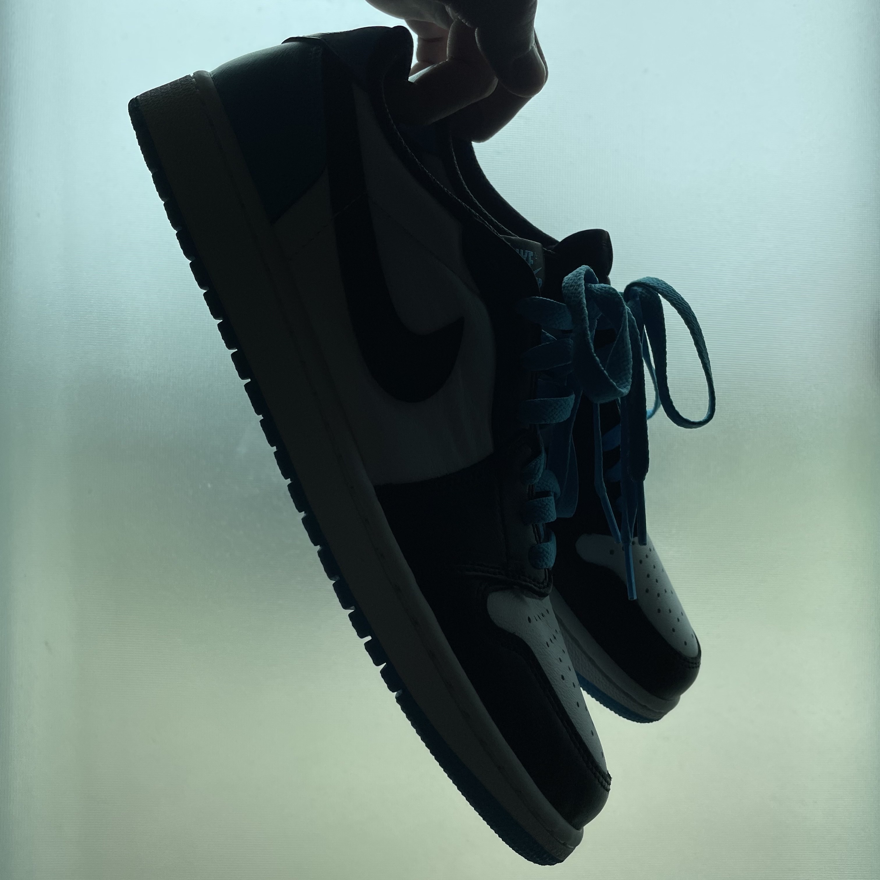 Jordan 1 Retro Low OG Black and Dark Powder Blue 착용 스타일 - 1