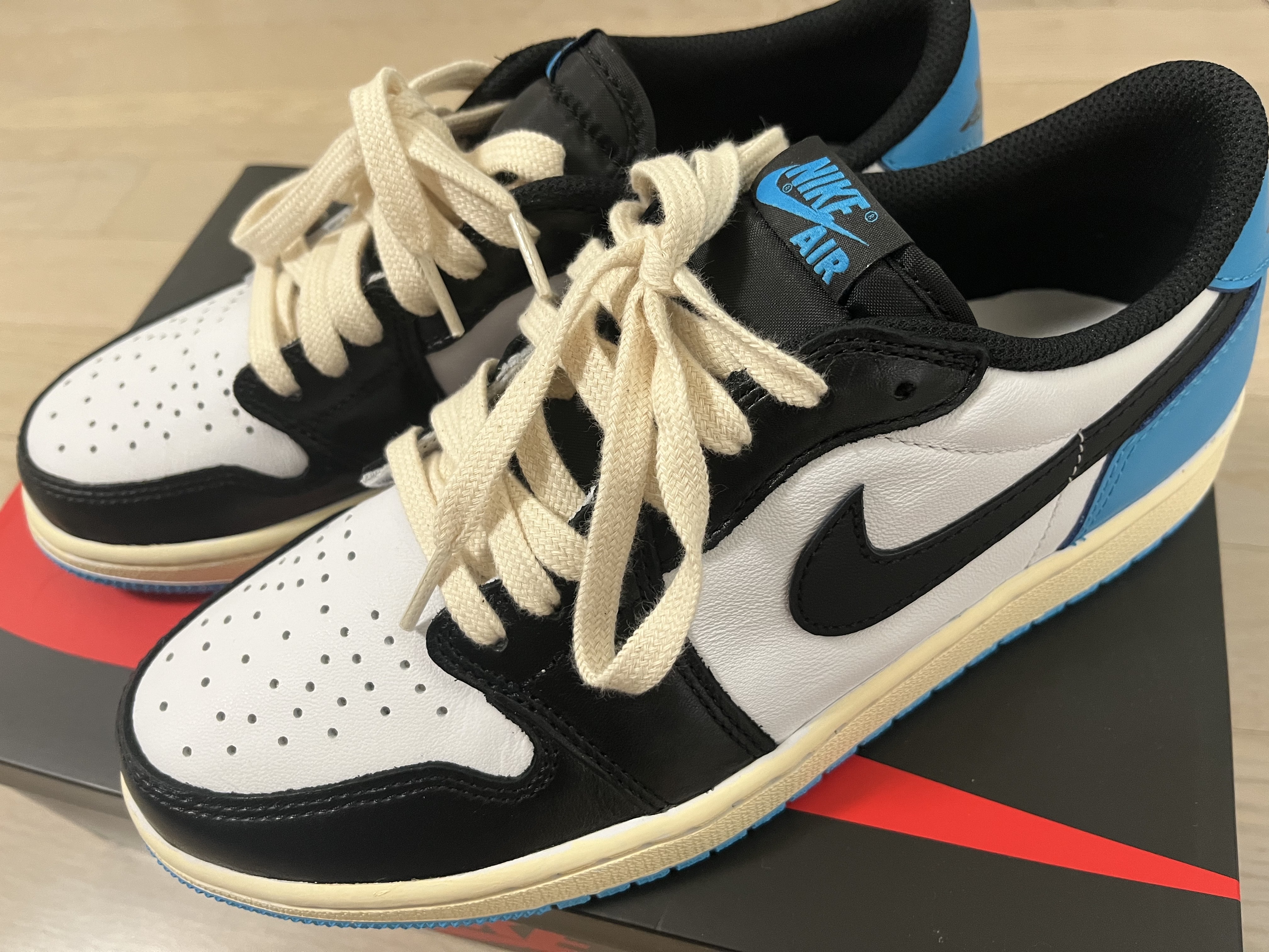 Jordan 1 Retro Low OG Black and Dark Powder Blue 착용 스타일