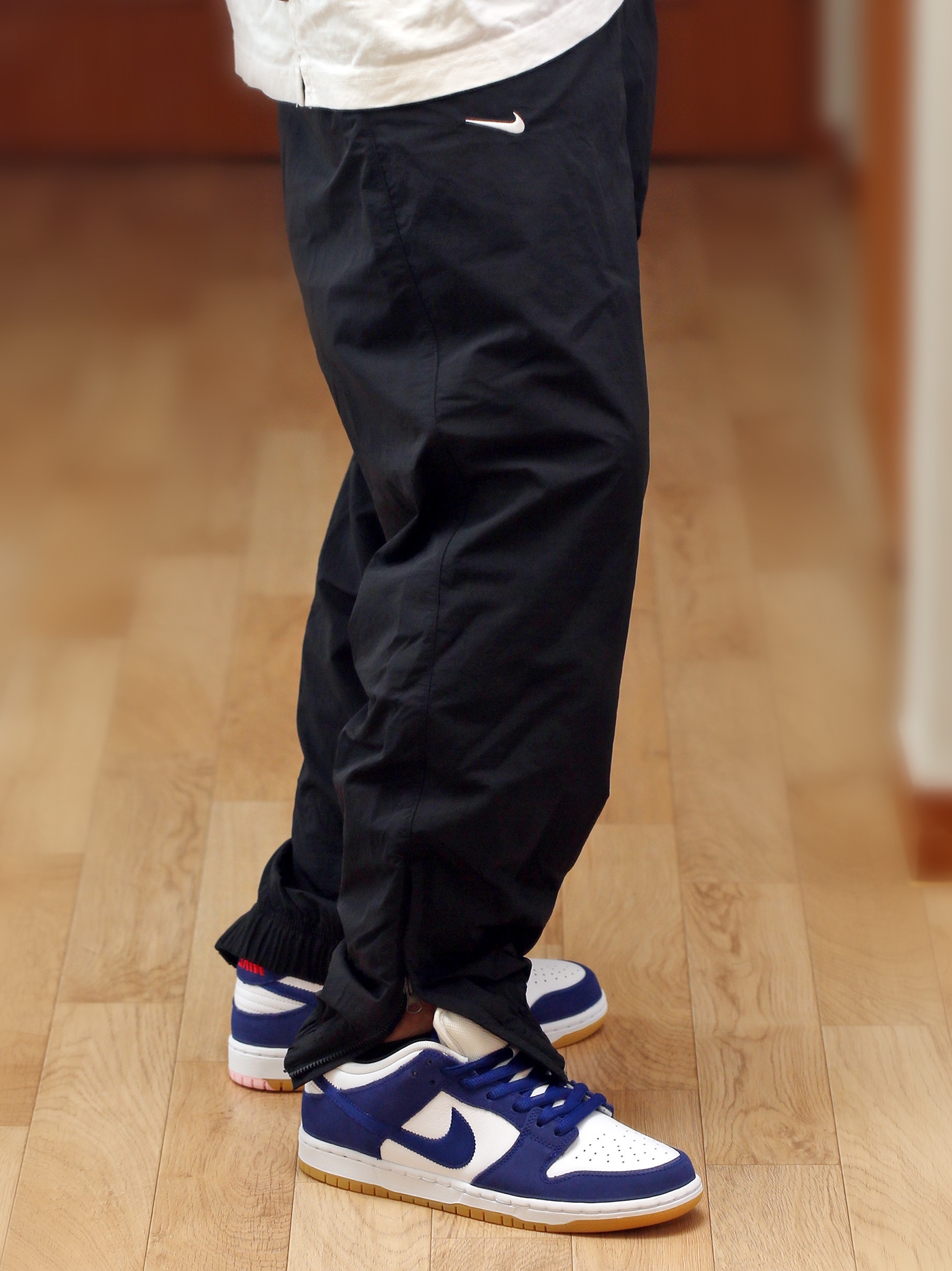 Nike NRG Solo Swoosh Woven Track Pants Black White - Asia, Nike SB Dunk Low Pro Premium Deep Royal Blue 착용 스타일 - 3