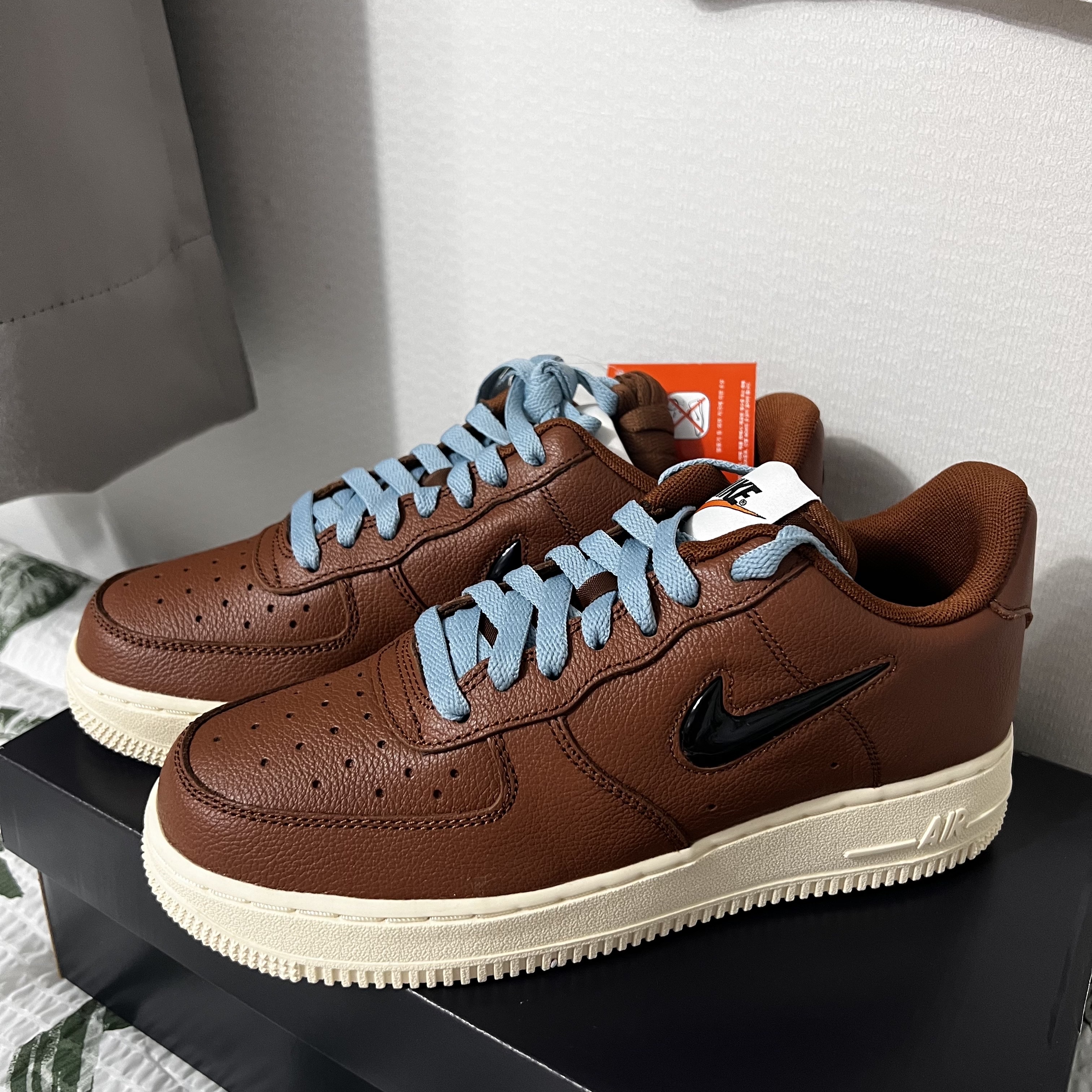 Nike Air Force 1 '07 PRM Vintage Pecan 착용 스타일 - 2