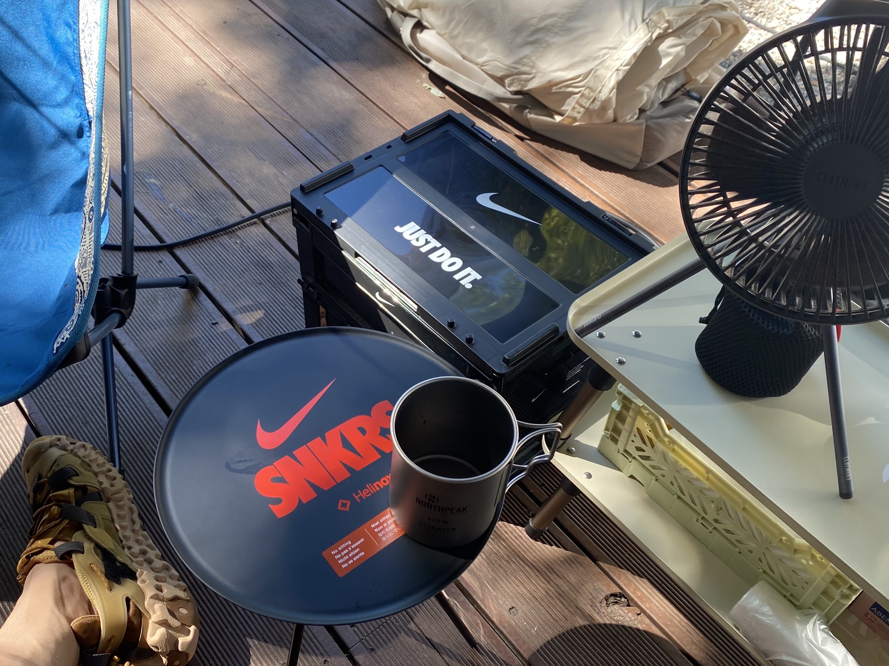 Helinox x Nike SNKRS Lounge Table O Black, Nike Members Days Live Folding Box Black 착용 스타일