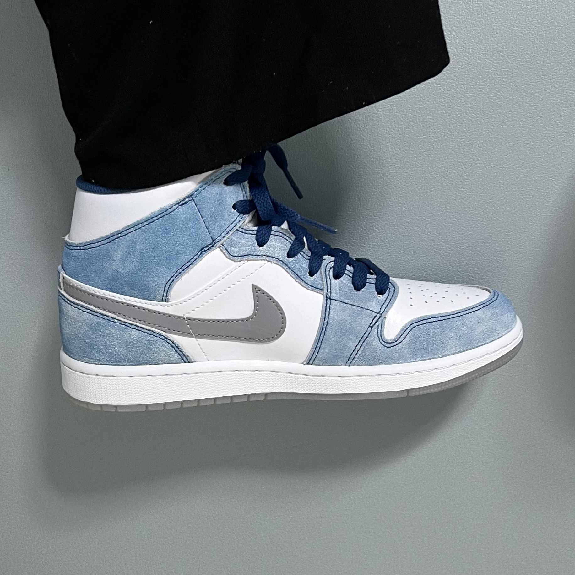 Jordan 1 Mid SE French Blue Fire Red 착용 스타일 - 2